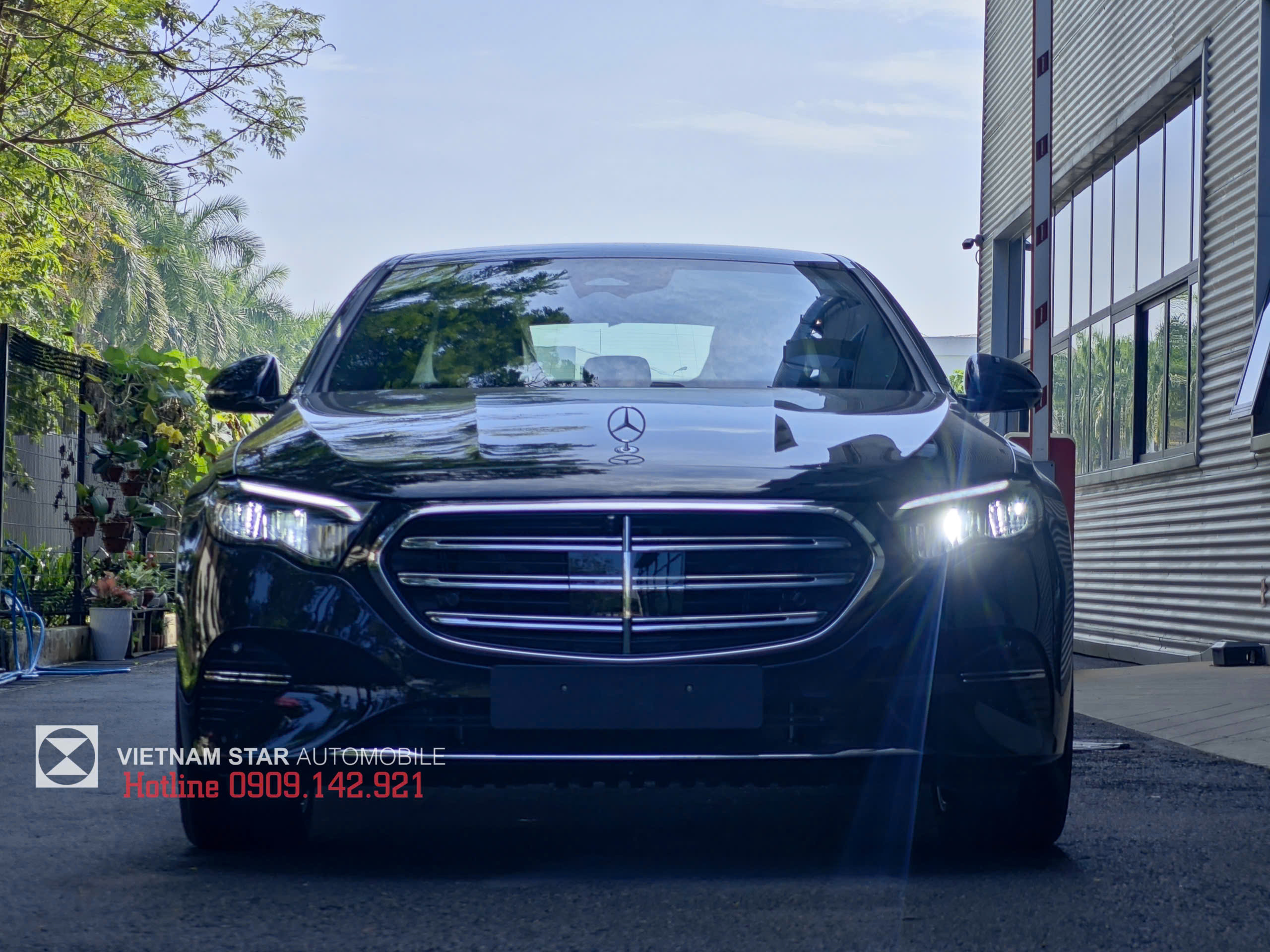 sự khác biệt thiết kế giữa e200 exclusive logo đứng và e300 amg logo lớn trong ngày ra mắt