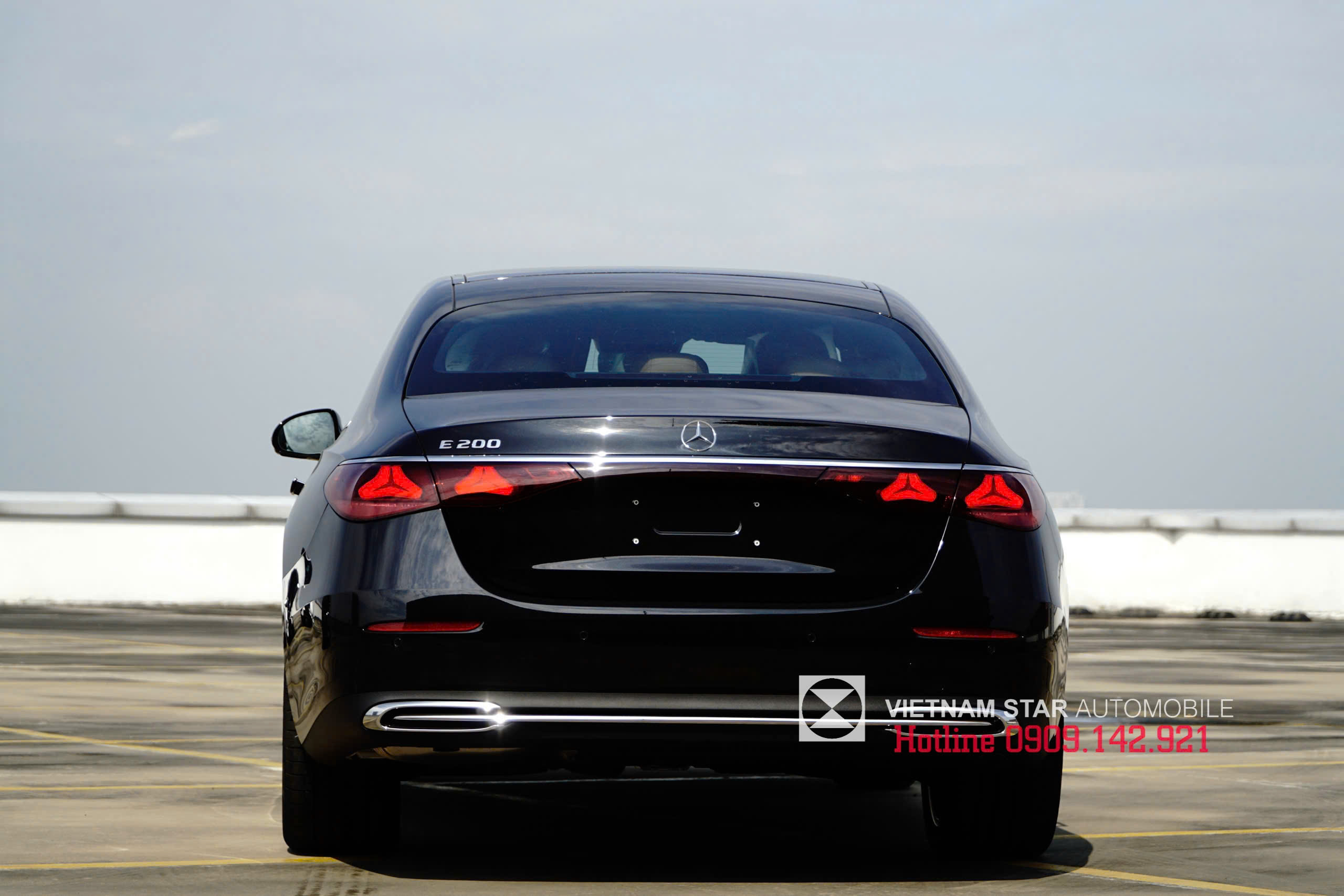 thiết kế đuôi xe mercedes e200 exclusive all new 2025 với đường nét thanh lịch và cản sau chrome