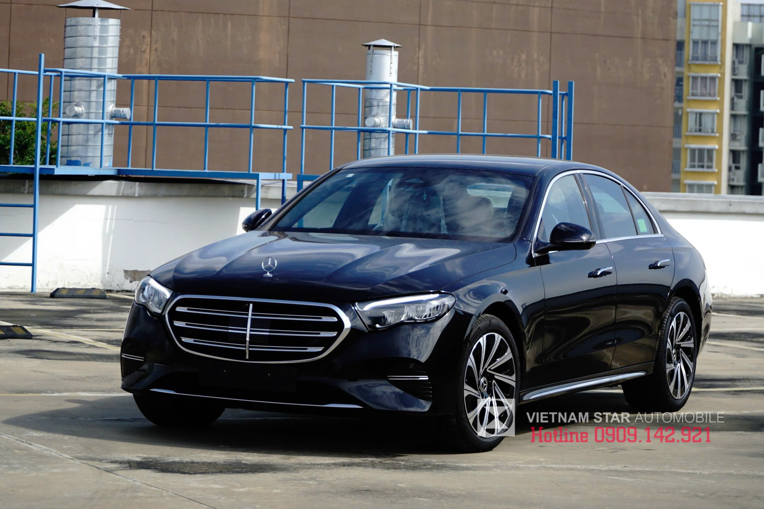 ngôi sao ba cánh đứng kiêu hãnh trên nắp capo mercedes e 200 exclusive 2025