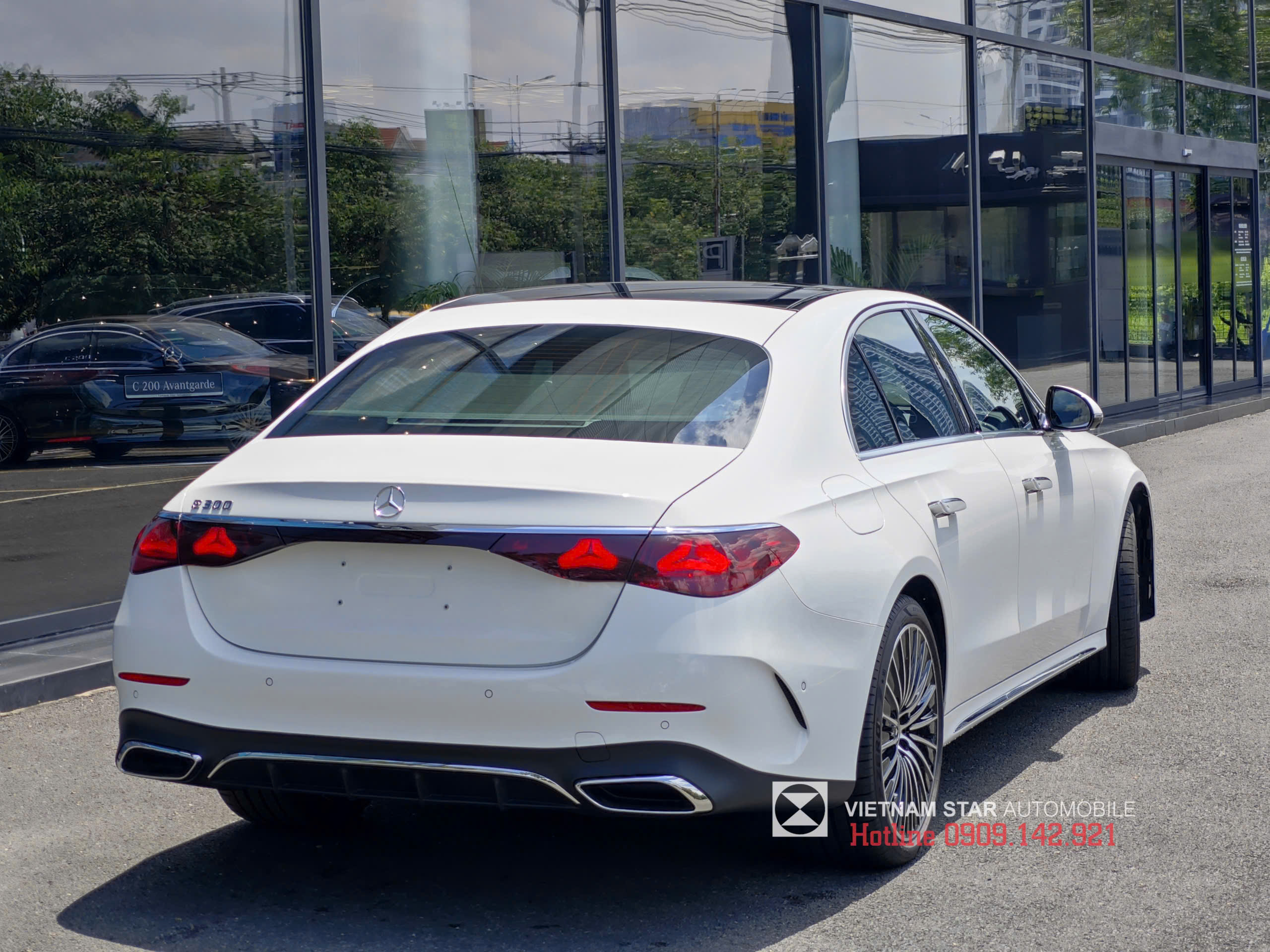 E300 AMG màu trắng