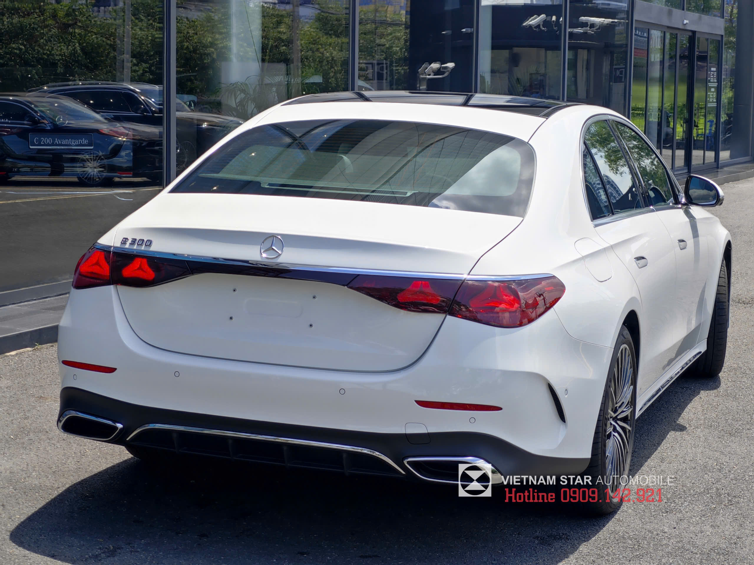 đuôi xe mercedes e300 amg 2025 cụm đèn hậu led hình ngôi sao độc đáo