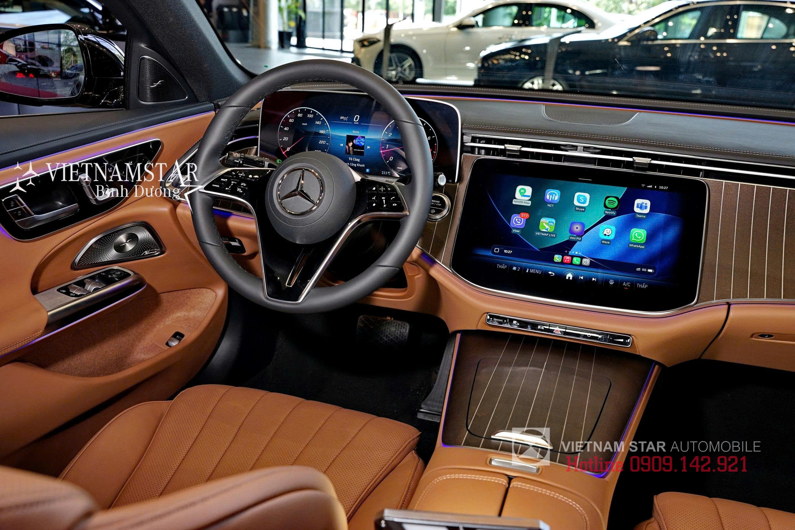 nội thất mercedes e200 exclusive 2025 ốp gỗ vân mở màu nâu và da ARTICO cao cấp