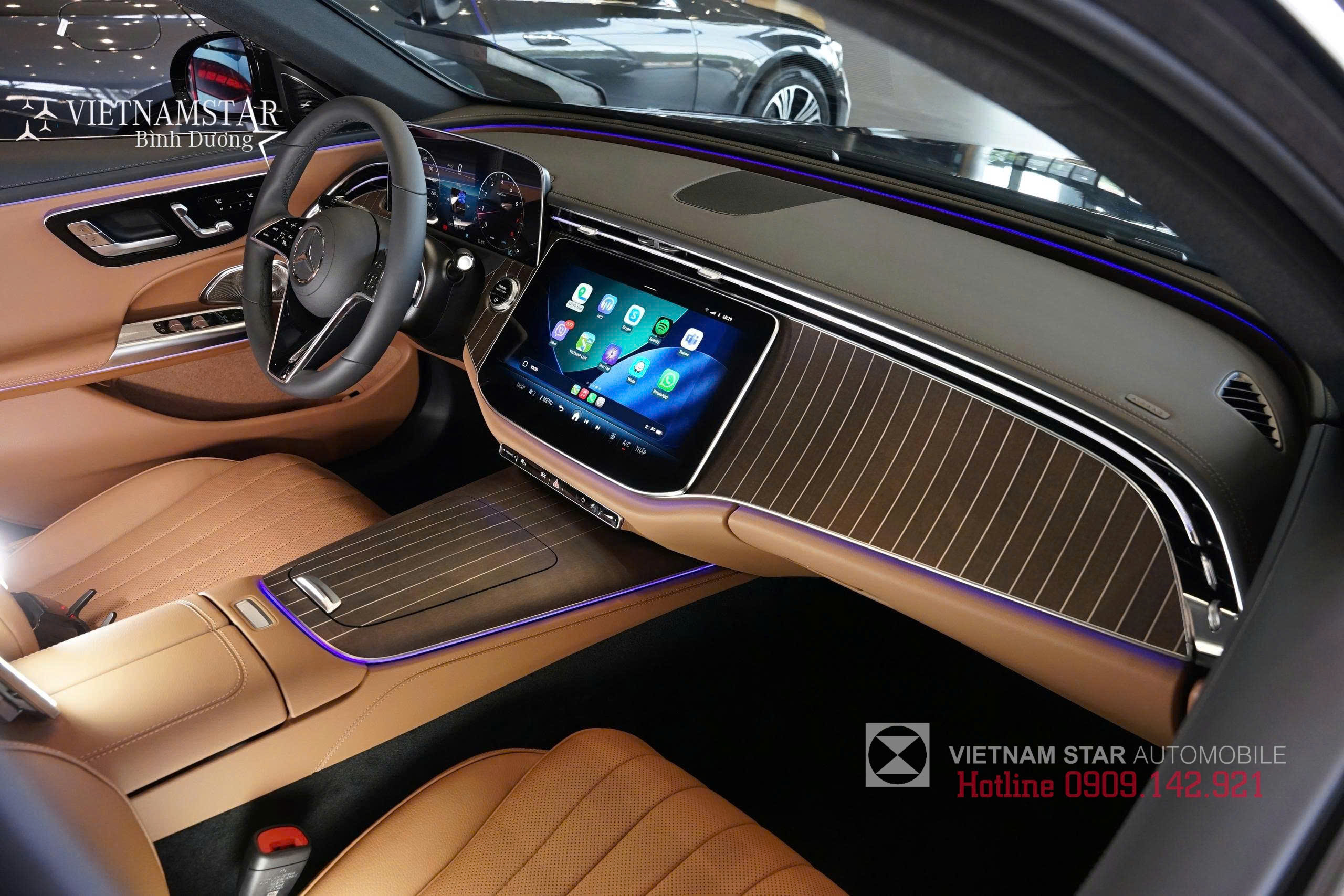 cận cảnh vô lăng mercedes e200 exclusive 2025 với lẫy chuyển số và các phím điều khiển tiện ích