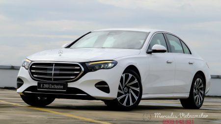 Tổng thể ngoại thất Mercedes E200 Exclusive màu trắng sang trọng.