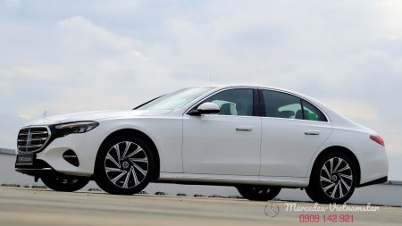 Đường viền chân kính mạ chrome nổi bật trên thân xe E200 trắng.