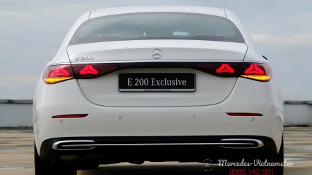 Cụm đèn hậu LED đồ họa ngôi sao ba cánh của E200 Exclusive trắng.