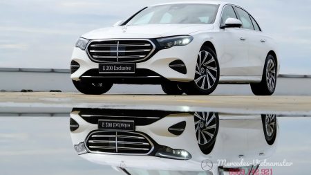 Ngoại thất màu trắng tinh khôi của Mercedes E200 Exclusive All New.