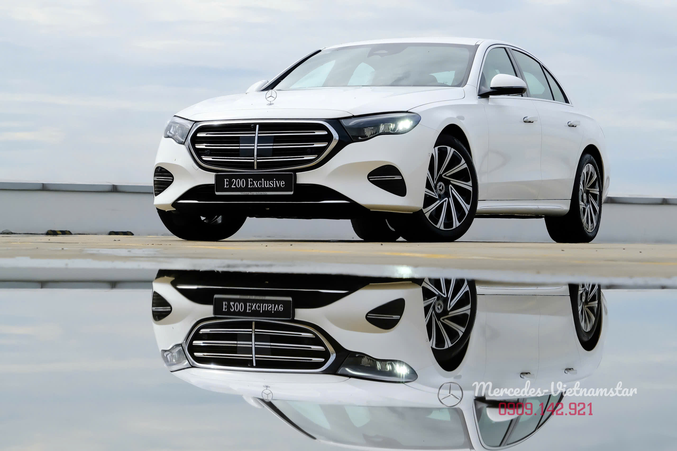 Ngoại thất màu trắng tinh khôi của Mercedes E200 Exclusive All New.