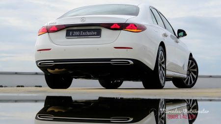 Đuôi xe Mercedes E200 Exclusive màu trắng thiết kế bầu bĩnh, sang trọng.