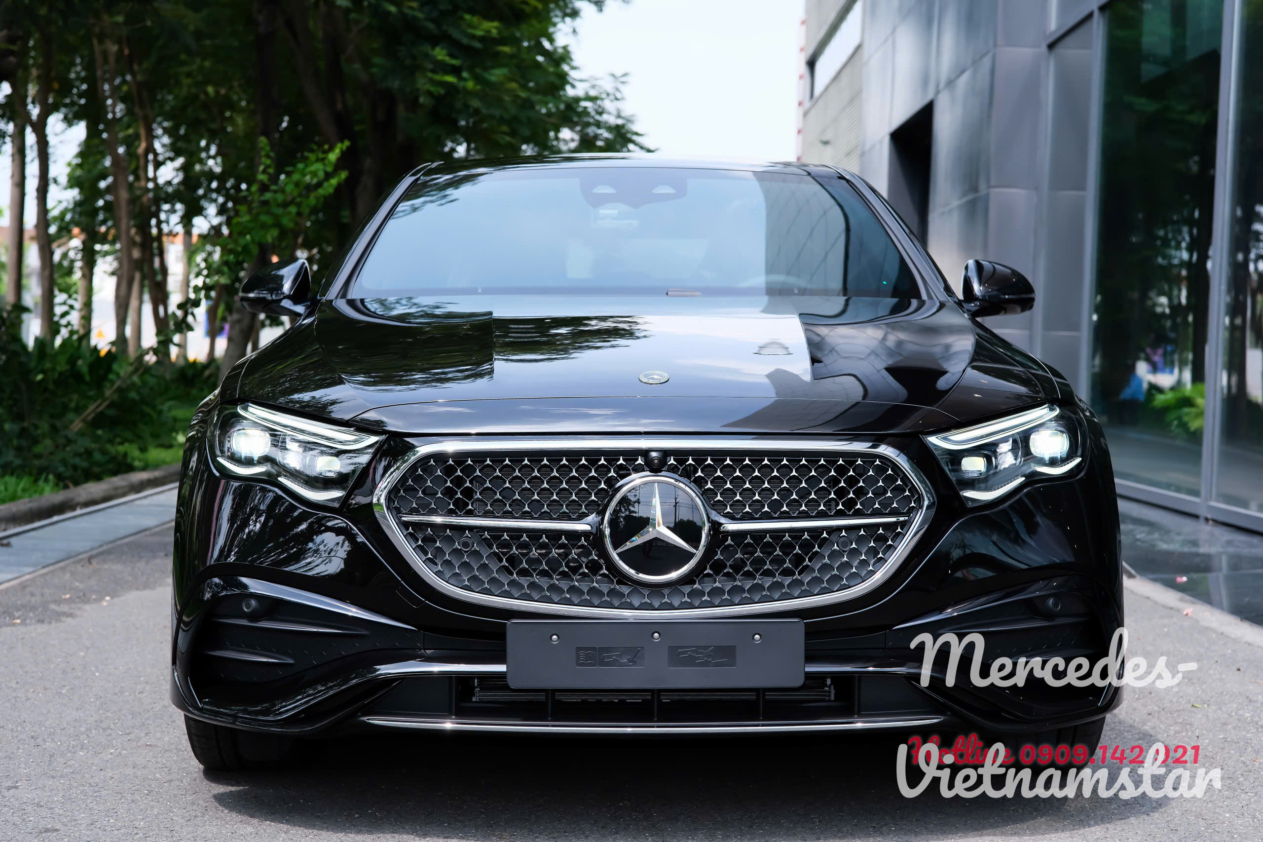 Mercedes E300 AMG All New màu đen Obsidian bóng bẩy nhìn từ phía trước
