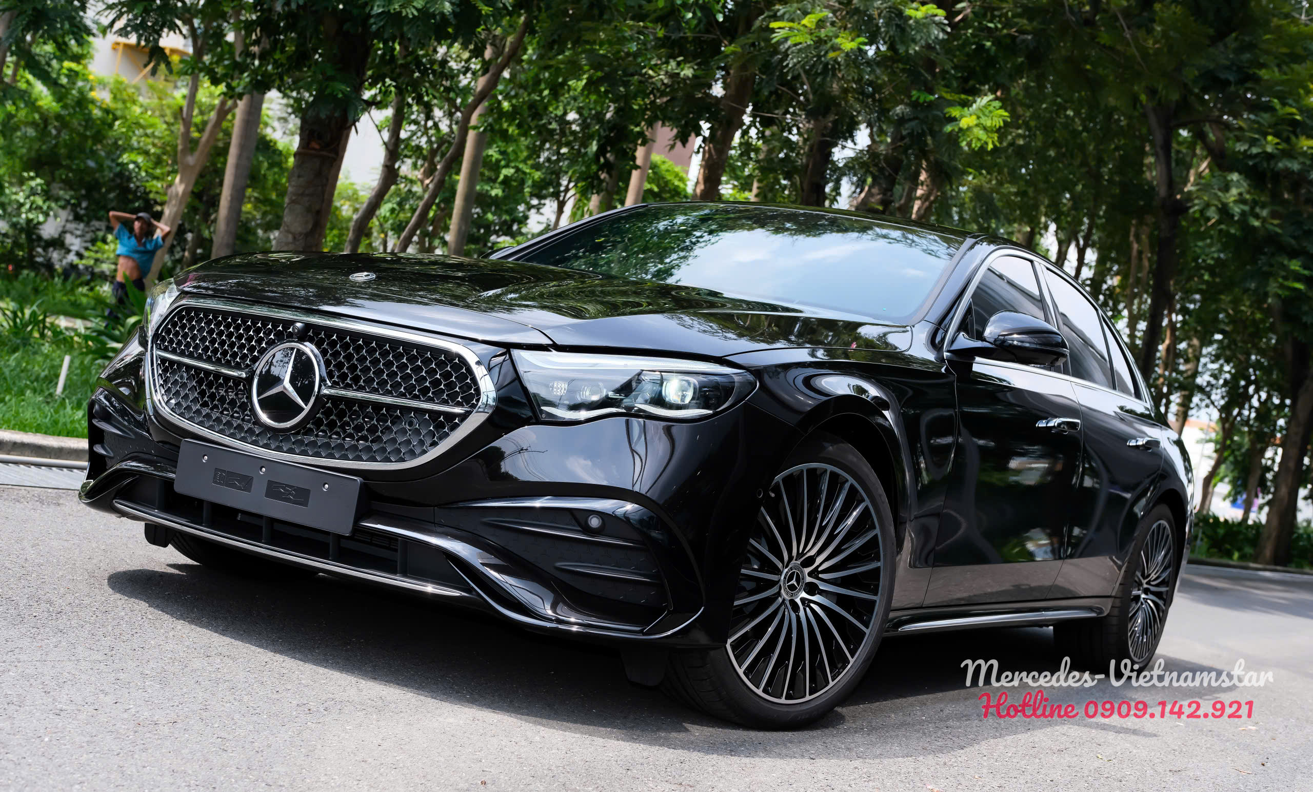 Mercedes E300 AMG All New màu đen Obsidian bóng bẩy nhìn từ phía trước