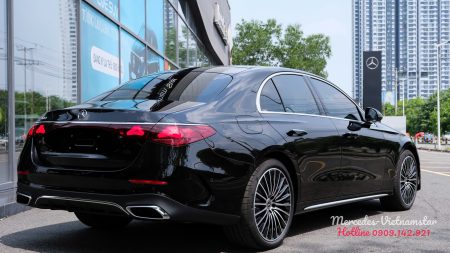 Đuôi xe Mercedes E300 AMG All New màu đen nổi bật với cụm đèn hậu LED 3D hình ngôi sao