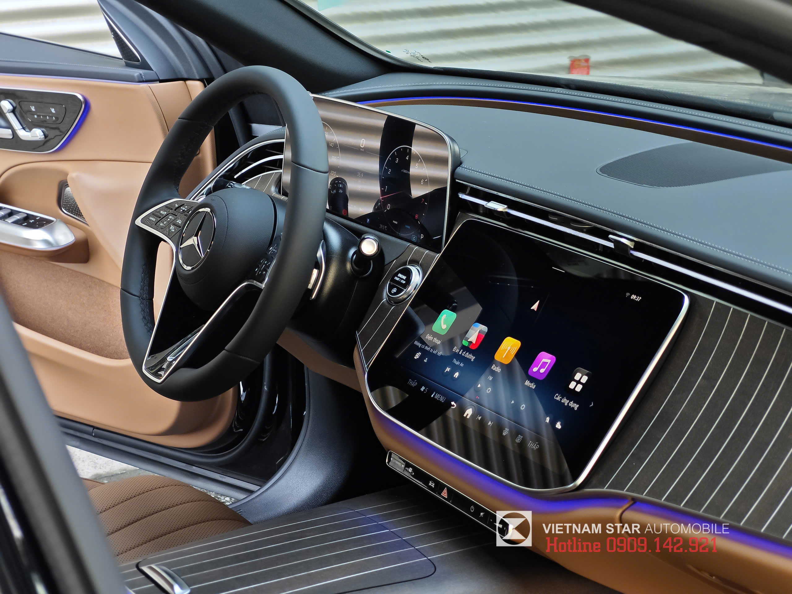 tựa tay trung tâm phía trước ốp gỗ vân mở kết hợp aluminium trang trí nội thất E200 Exclusive