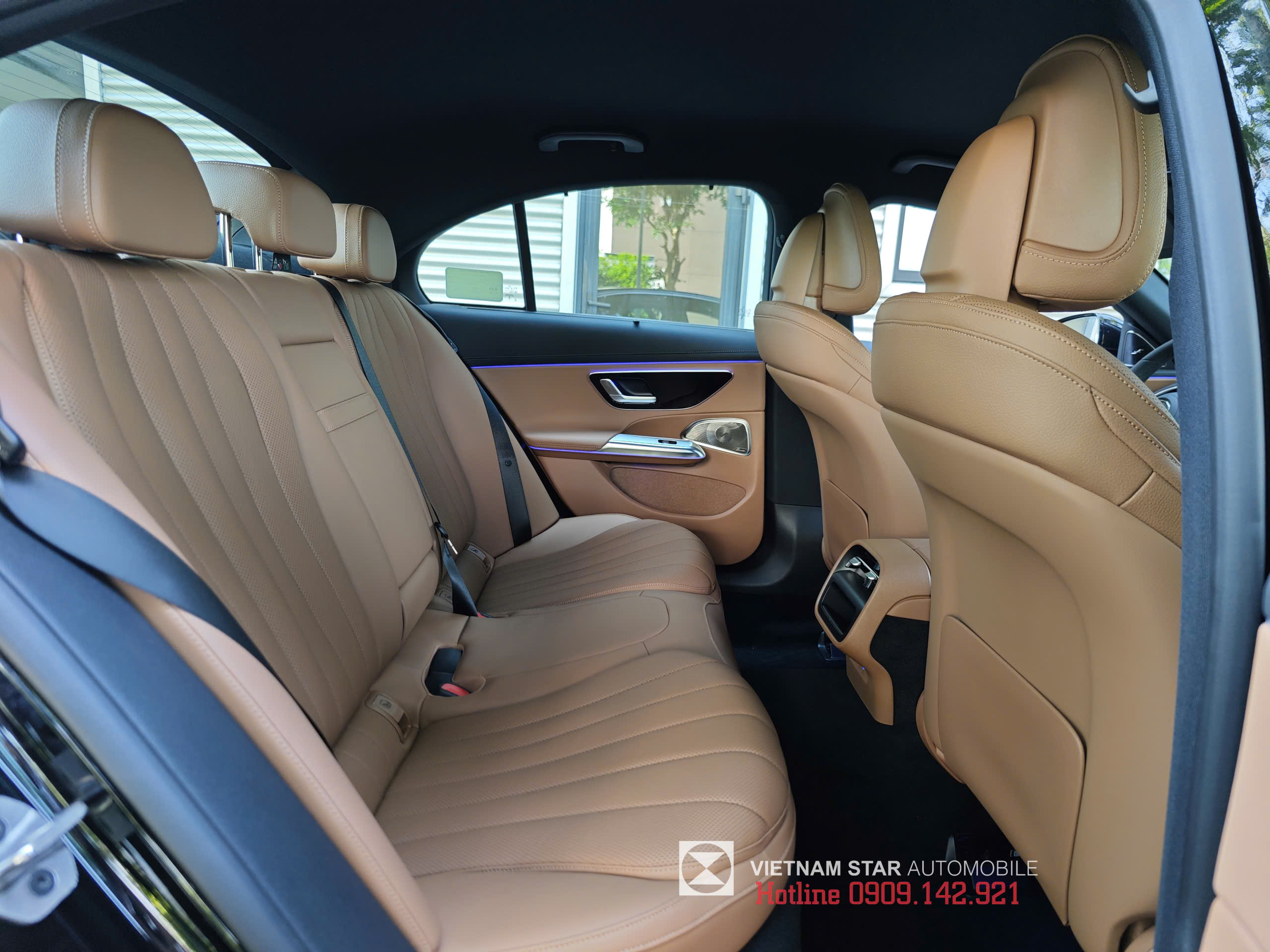 không gian hàng ghế thứ 2 của E200 Exclusive 2025 có điều hòa THERMATIC 2 vùng độc lập