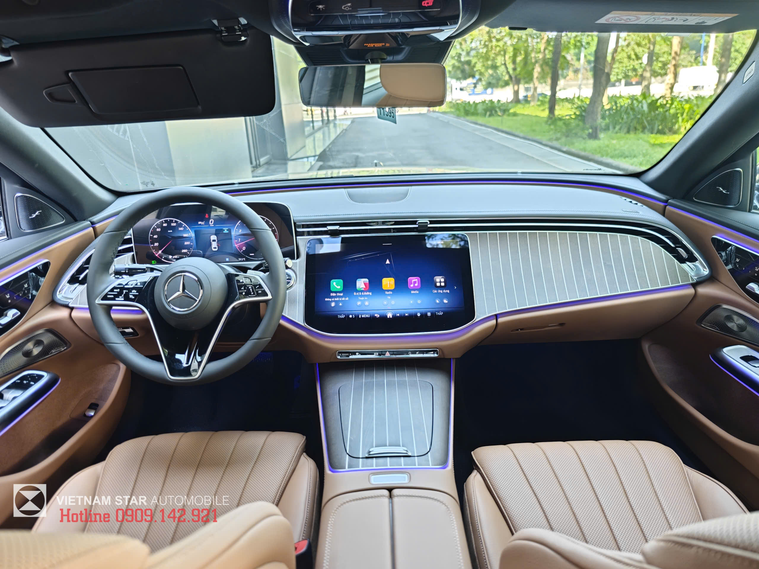 sự khác biệt giữa vô lăng thể thao amg (e300) và vô lăng sang trọng (e200 exclusive) tại sự kiện ra mắt