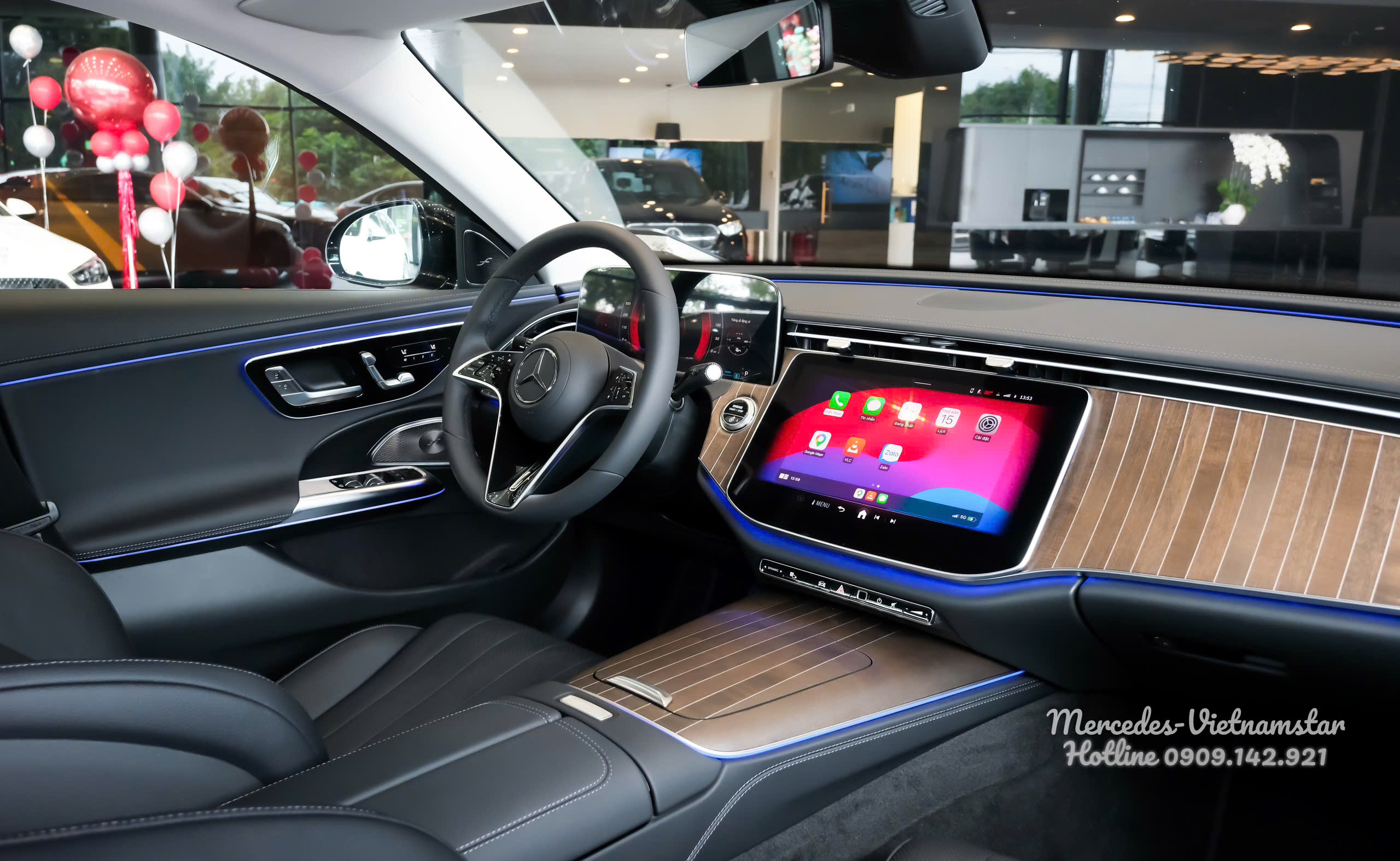 Nội thất E200 Exclusive được ốp Gỗ Phong màu nâu kết hợp Aluminium trang trí