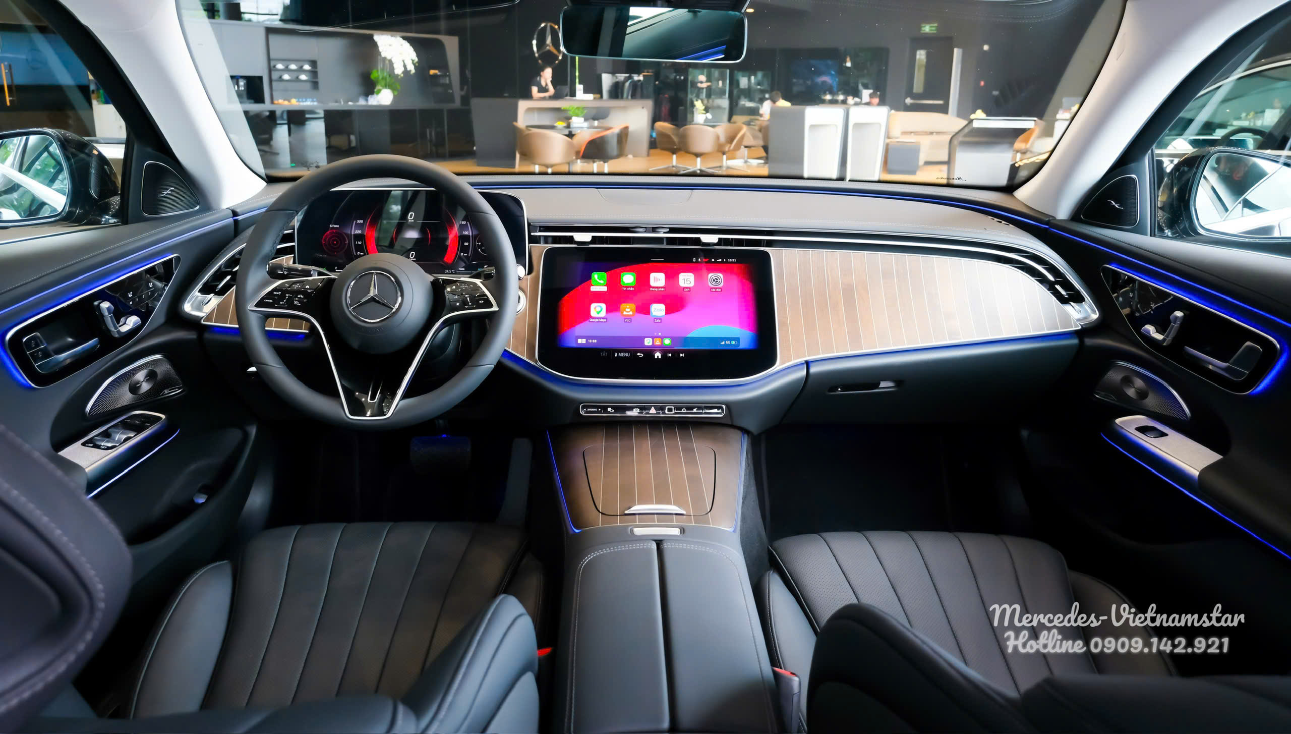 Tổng quan khoang nội thất màu Đen Mercedes E200 Exclusive