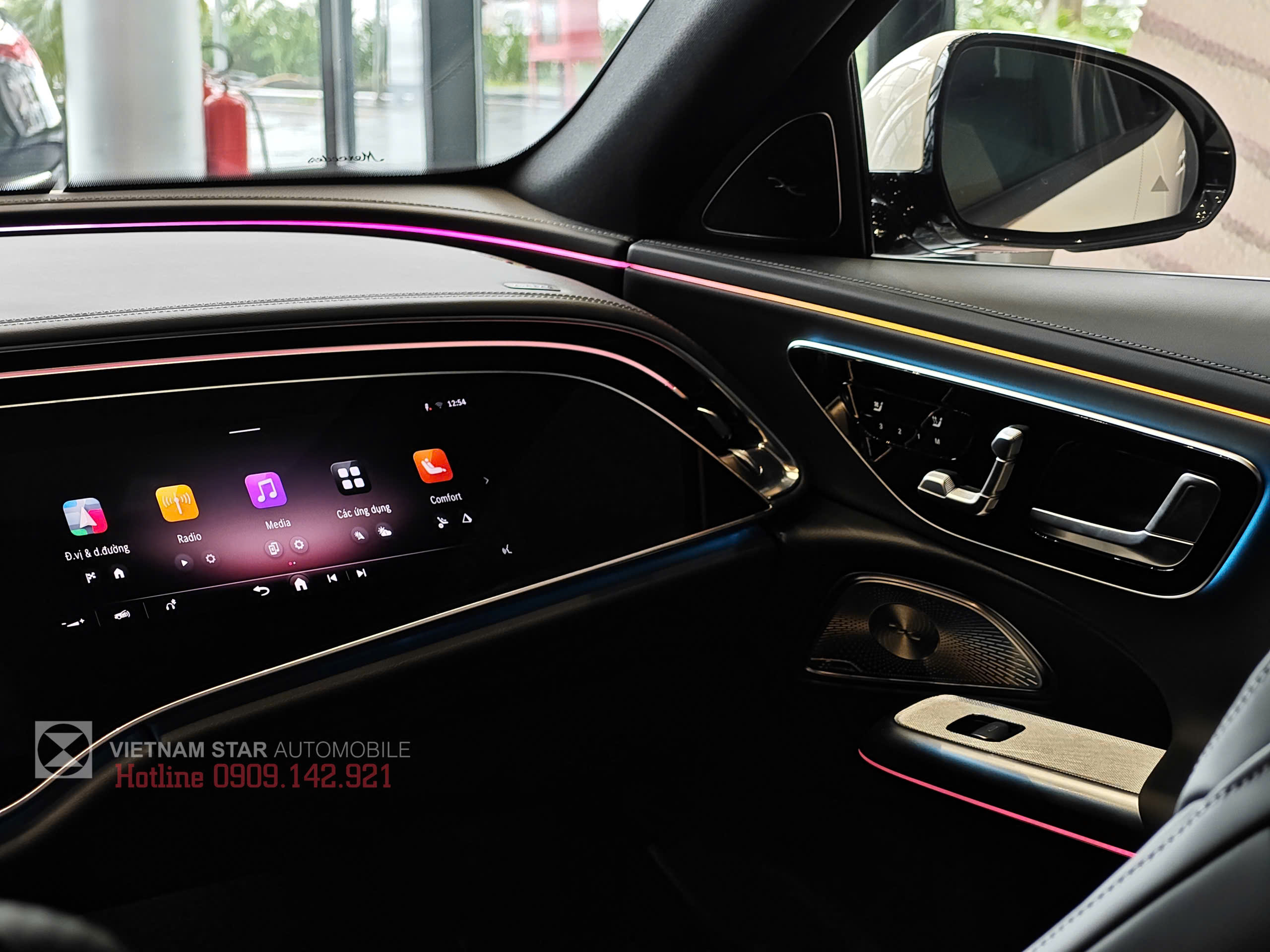 hệ thống âm thanh vòm Burmester® 4D bên trong nội thất mercedes e300 amg 2025