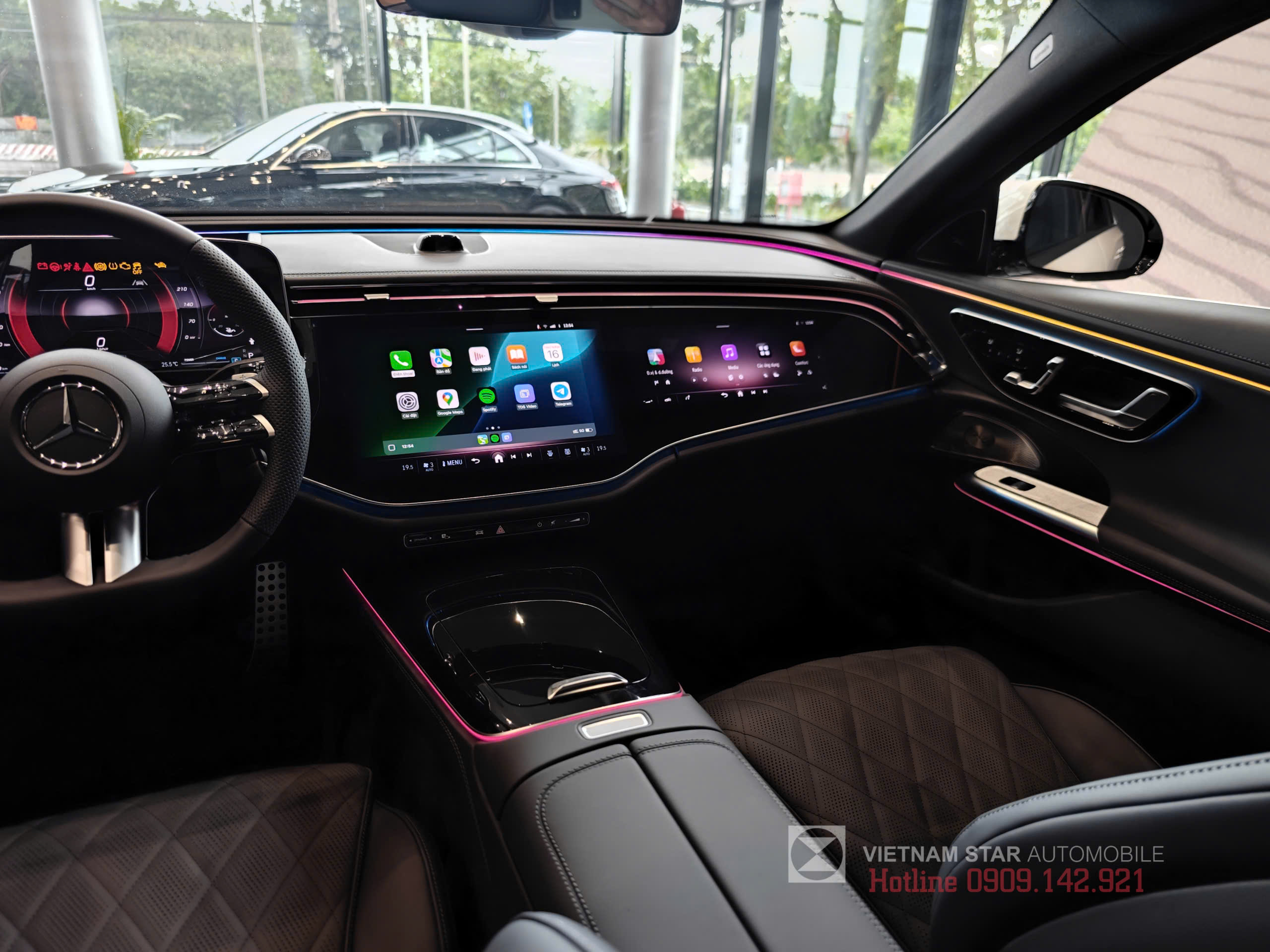 Hình ảnh cụm màn hình MBUX Superscreen liền mạch với tông nội thất Đen.