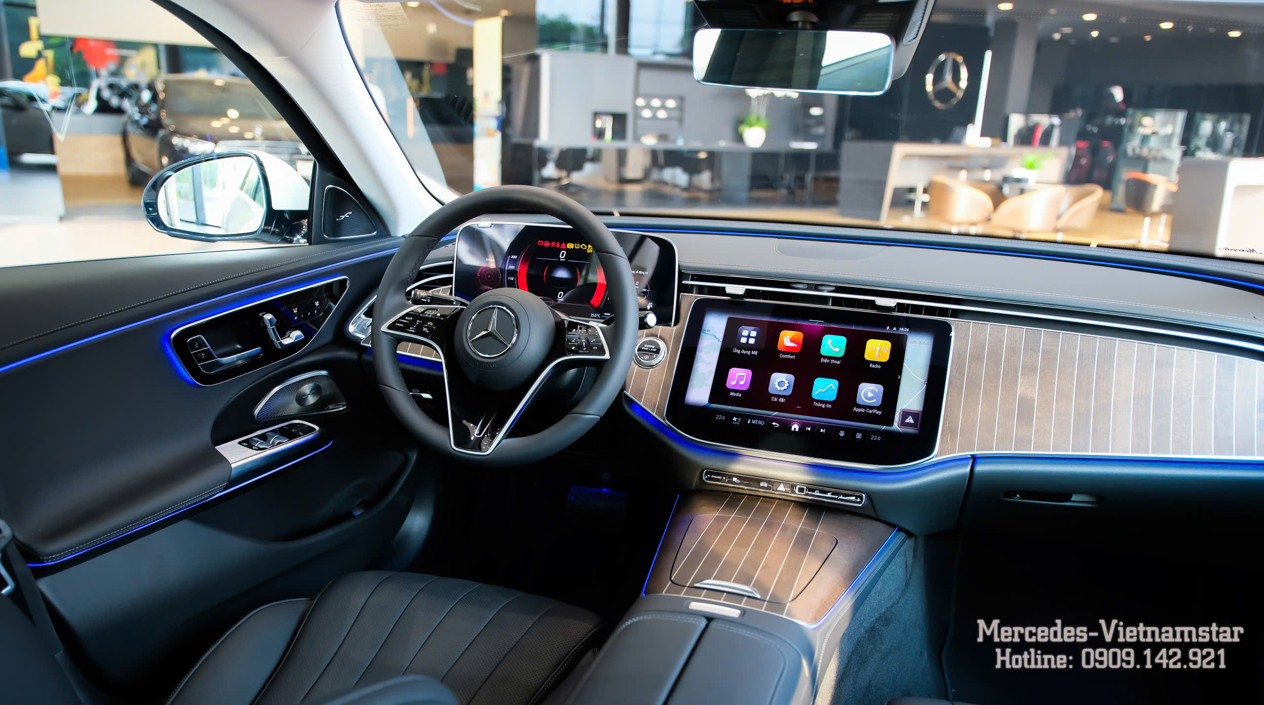 Tổng thể khoang lái nội thất đen E200 Exclusive All New.
