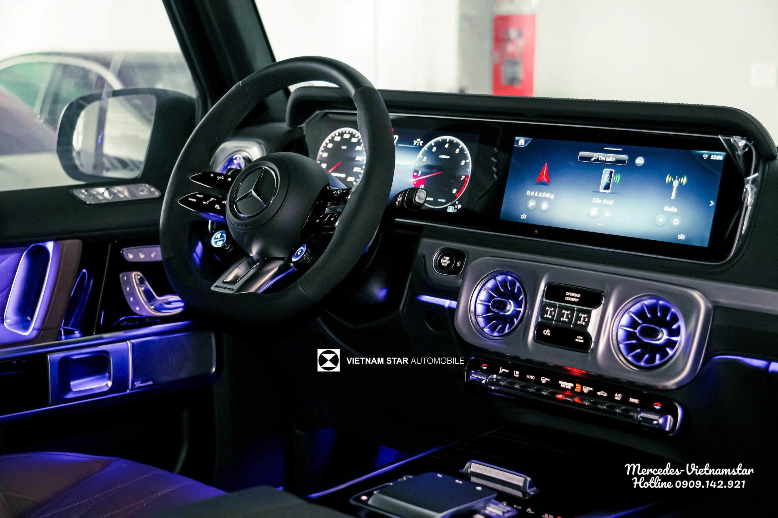 Màn hình đôi kép kích thước 12.3-inch trải dài trên taplo Mercedes AMG G63.