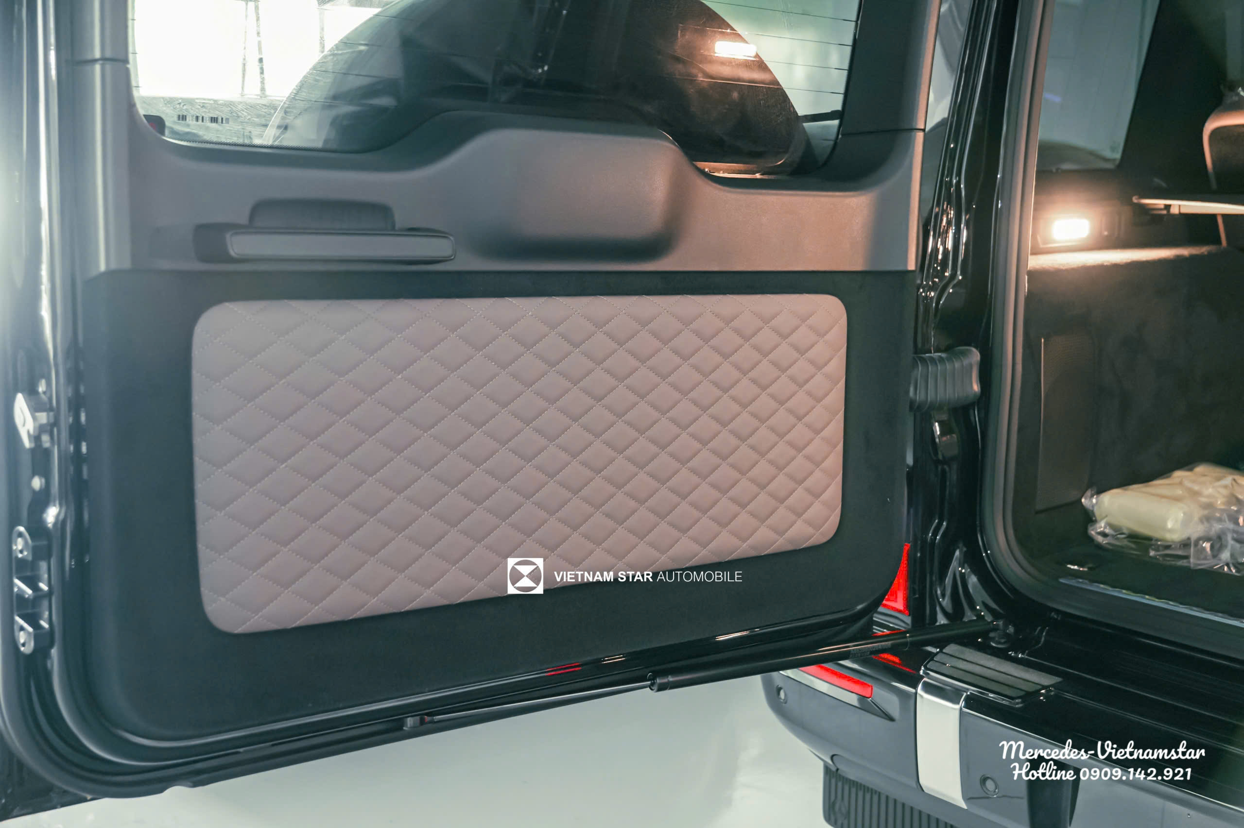 Cửa sau ốp da trên AMG G63