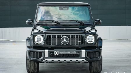 Cận cảnh thiết kế đầu xe mạnh mẽ của siêu phẩm Mercedes AMG G63 thế hệ mới.
