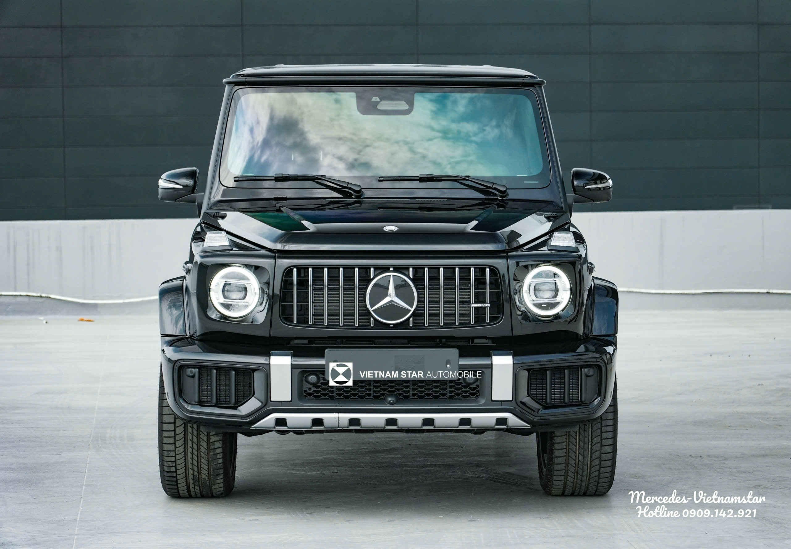 Cận cảnh thiết kế đầu xe mạnh mẽ của siêu phẩm Mercedes AMG G63 thế hệ mới.