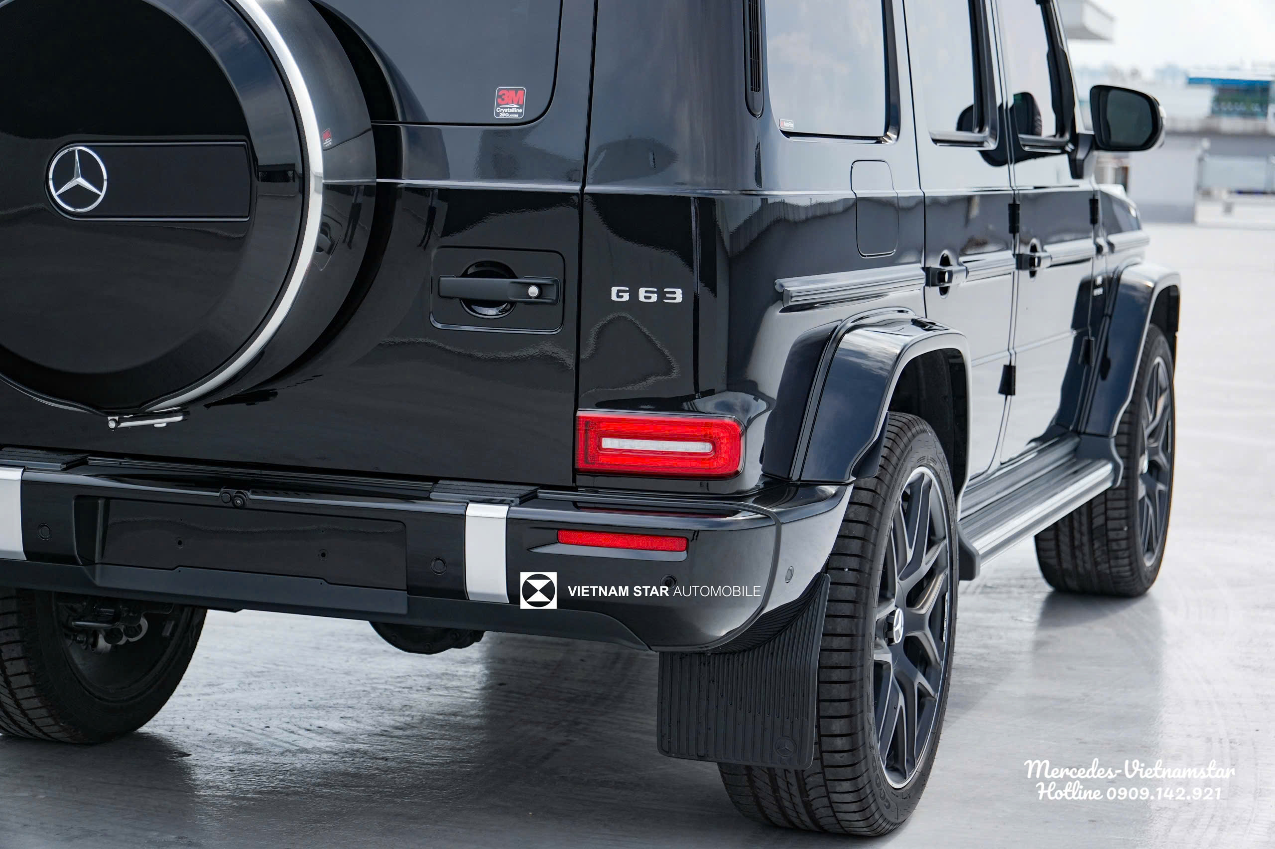 Cụm đèn hậu LED tinh tế và vuông vức ở đuôi xe Mercedes AMG G63.