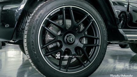 Cận cảnh bộ mâm đúc hợp kim 22-inch AMG cross-spoke forged sơn đen mờ thể thao của xe Mercedes AMG G63.