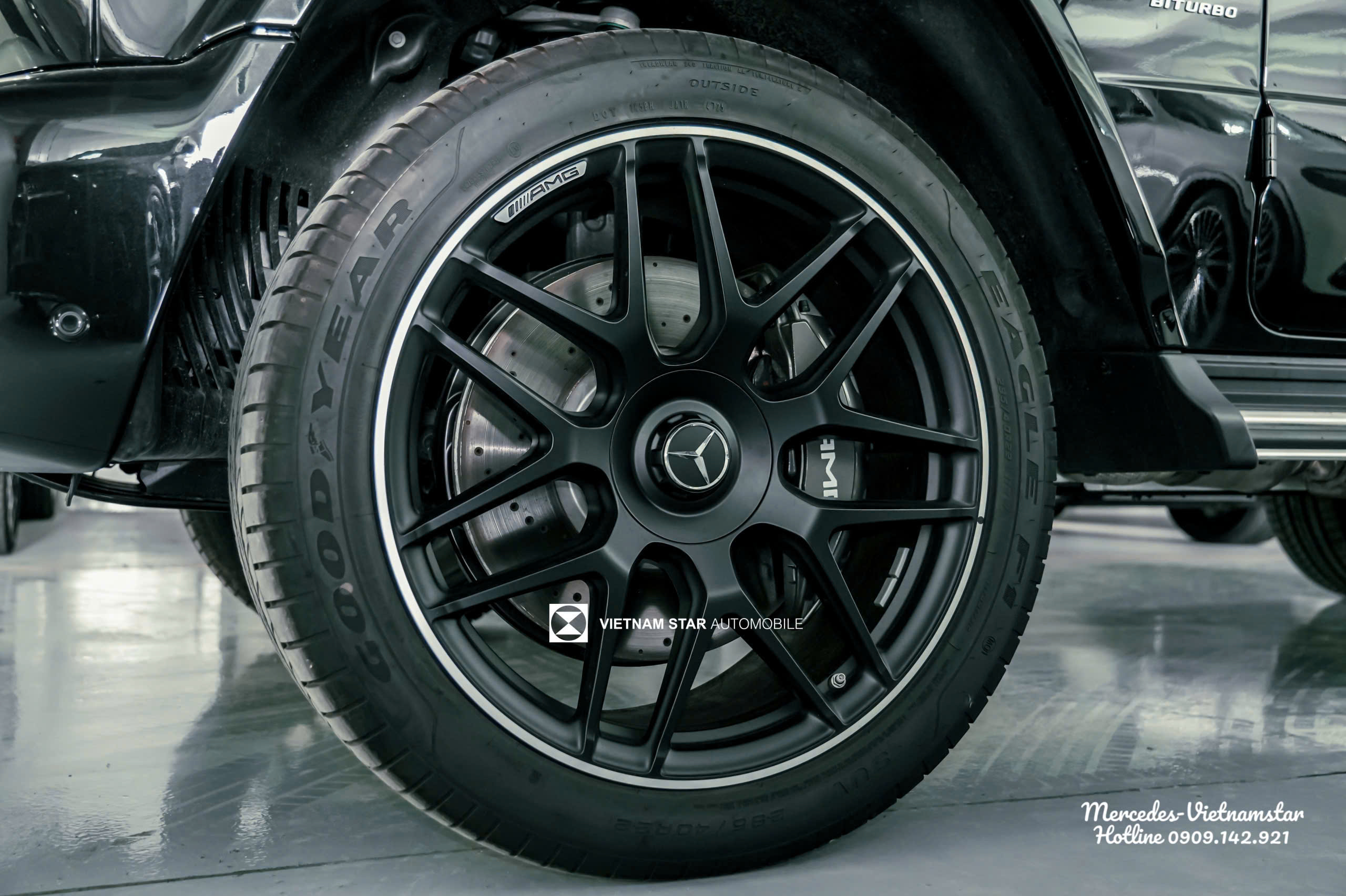 Cận cảnh bộ mâm đúc hợp kim 22-inch AMG cross-spoke forged sơn đen mờ thể thao của xe Mercedes AMG G63.