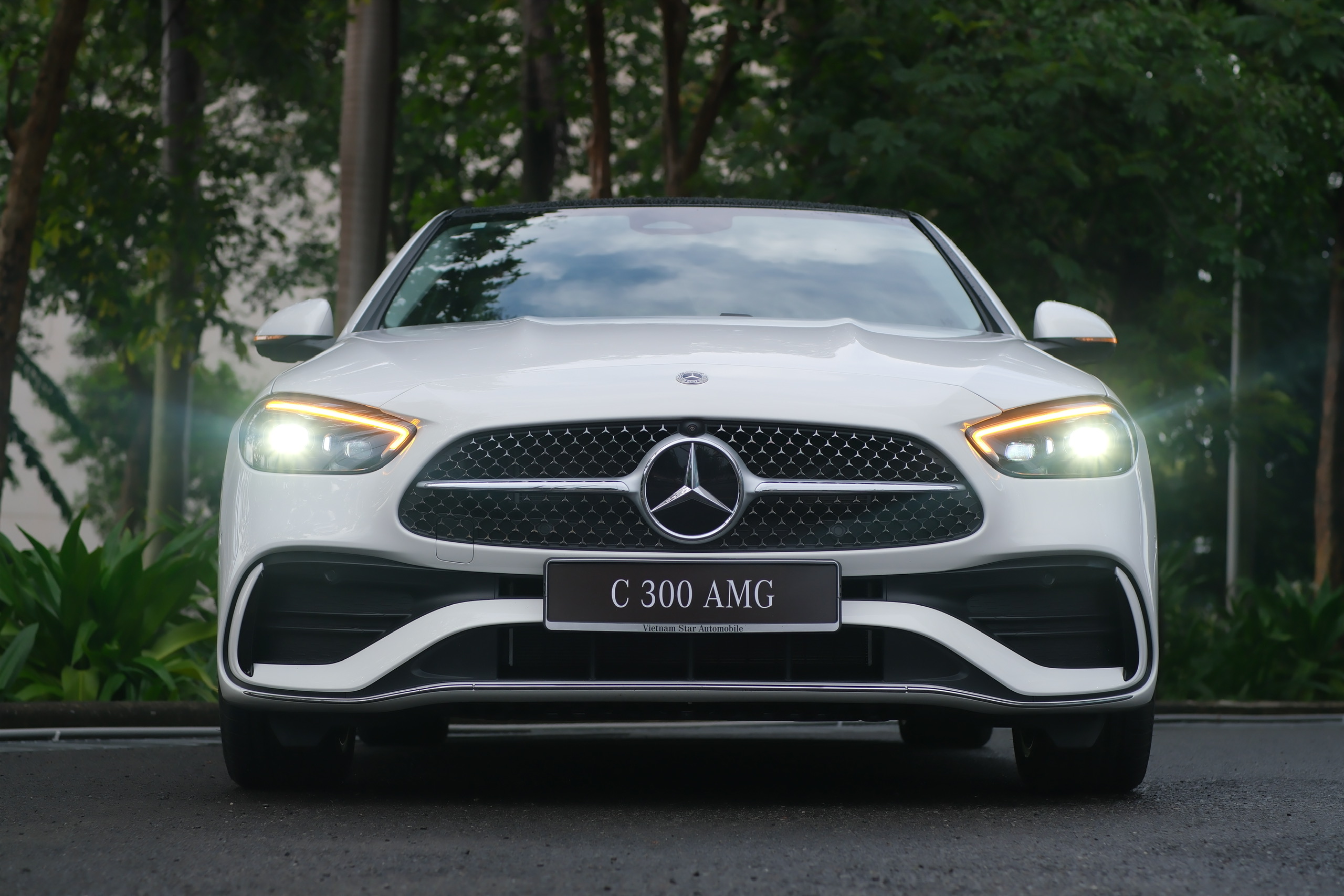 Phần đầu xe C300 AMG 2026