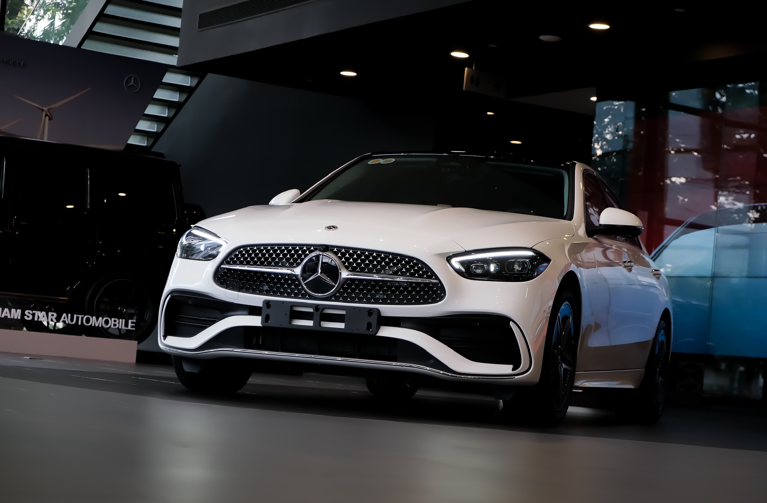 lưới tản nhiệt c300 2025 với họa tiết ngôi sao ba cánh và logo lớn ở trung tâm