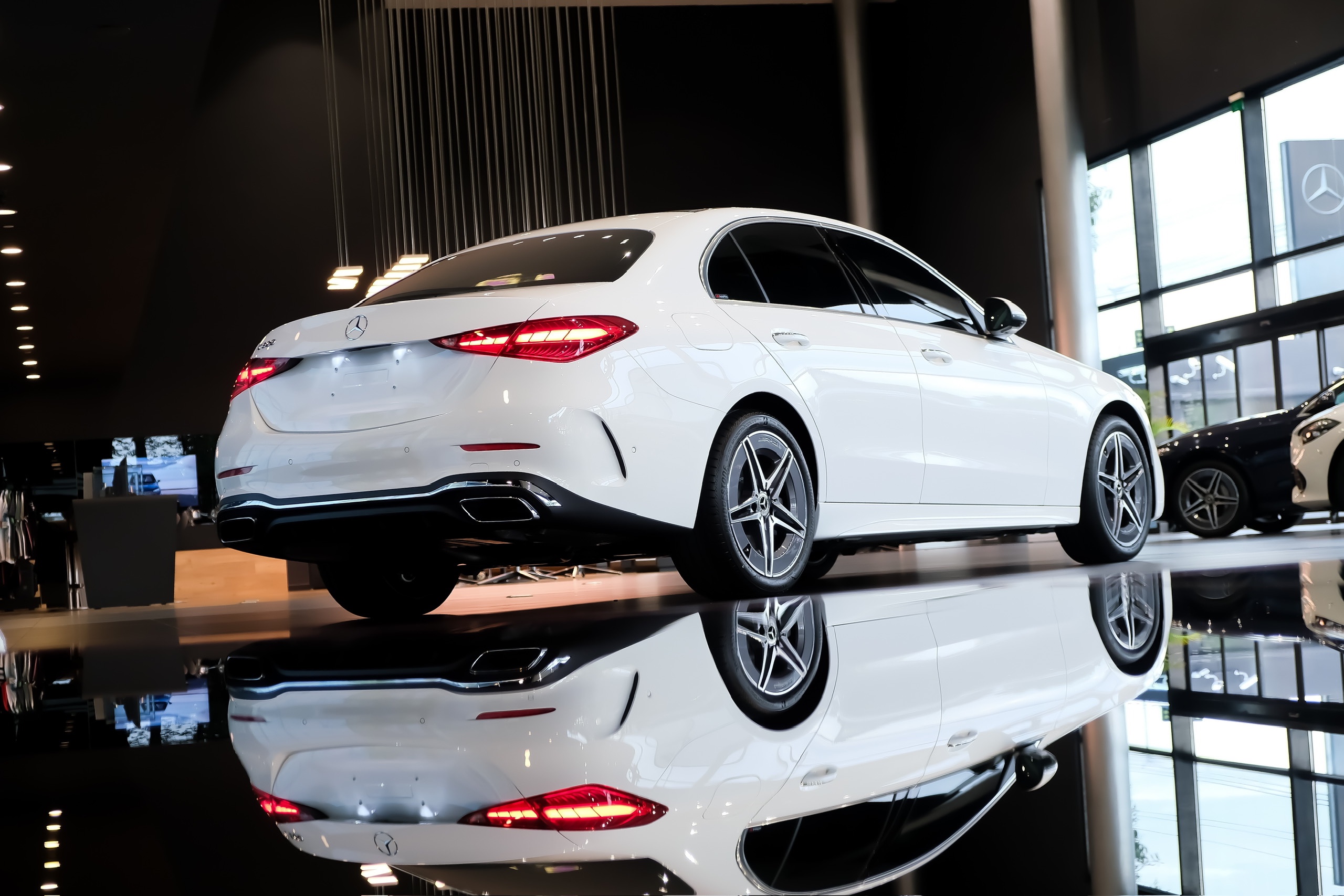 mercedes benz c300 amg line 2025 tổng thể thiết kế sedan thể thao