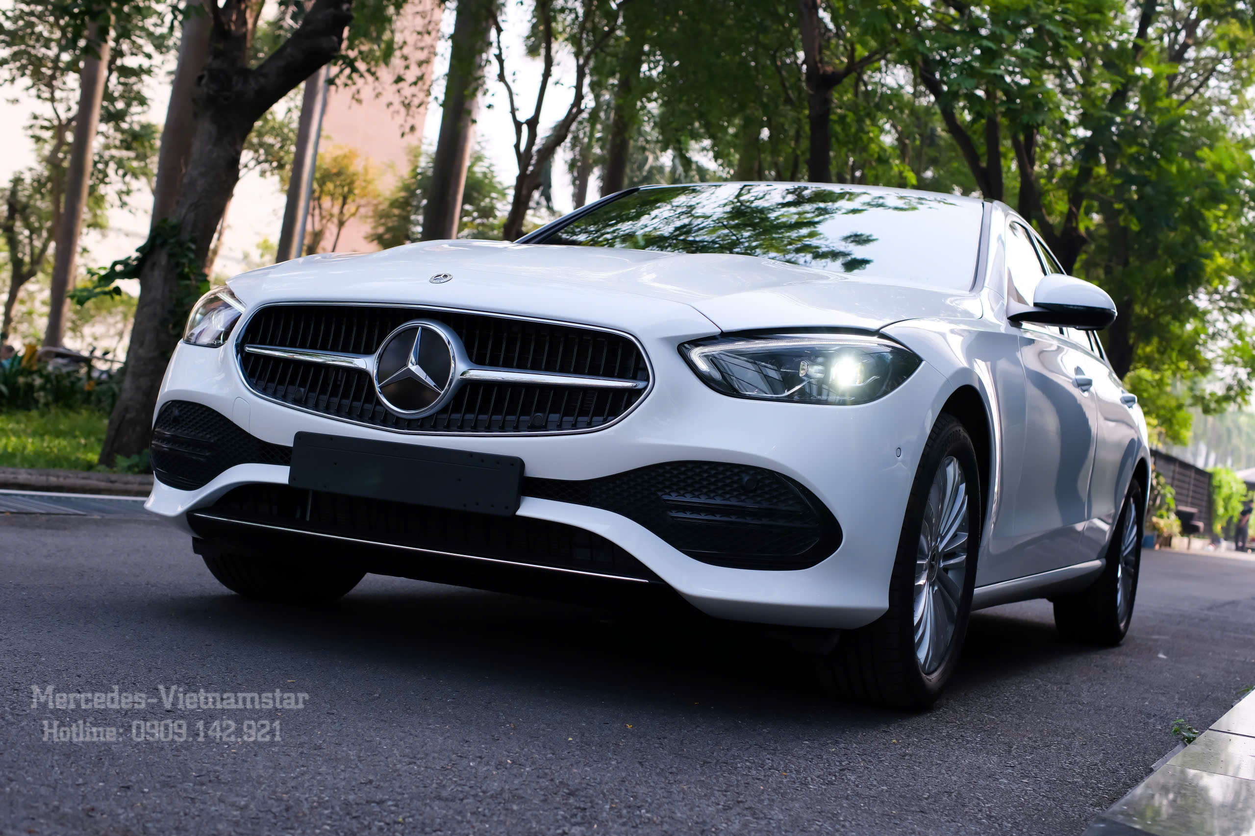Tuyệt tác Mercedes C200 Avantgarde trong sắc trắng Polar White tinh khôi