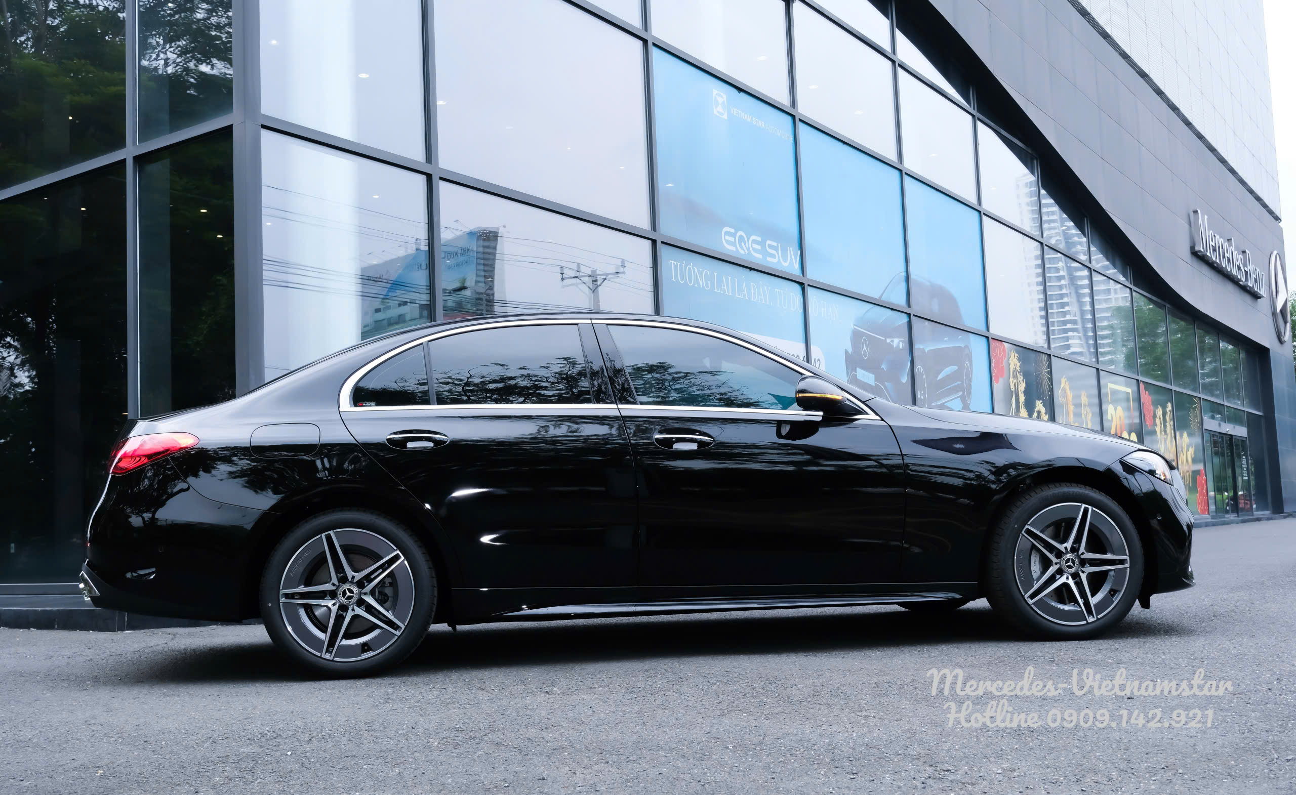 Mercedes-Benz C300 AMG màu Đen góc nhìn ngang