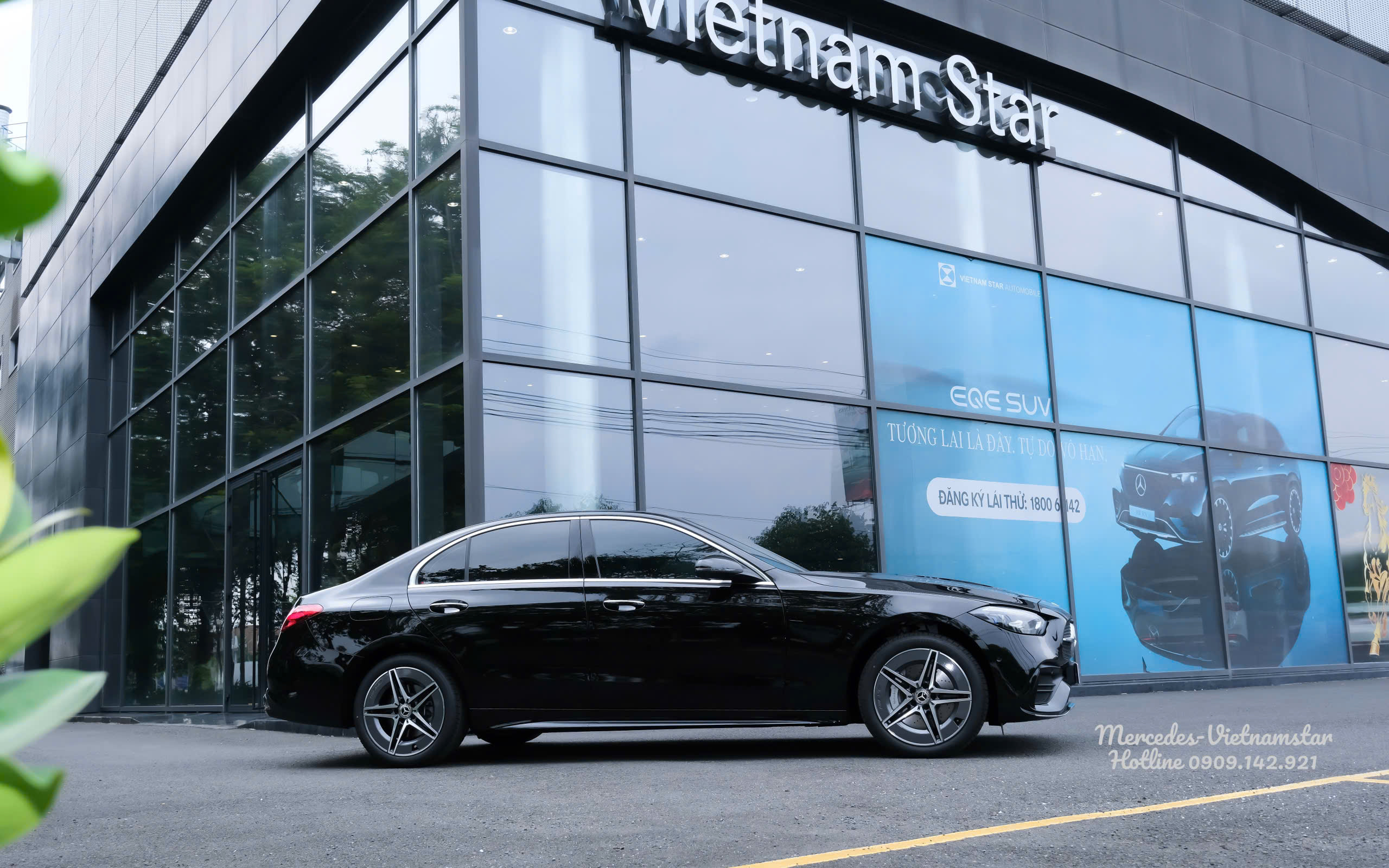 Ngoại thất xe Mercedes C300 AMG màu Đen thể thao