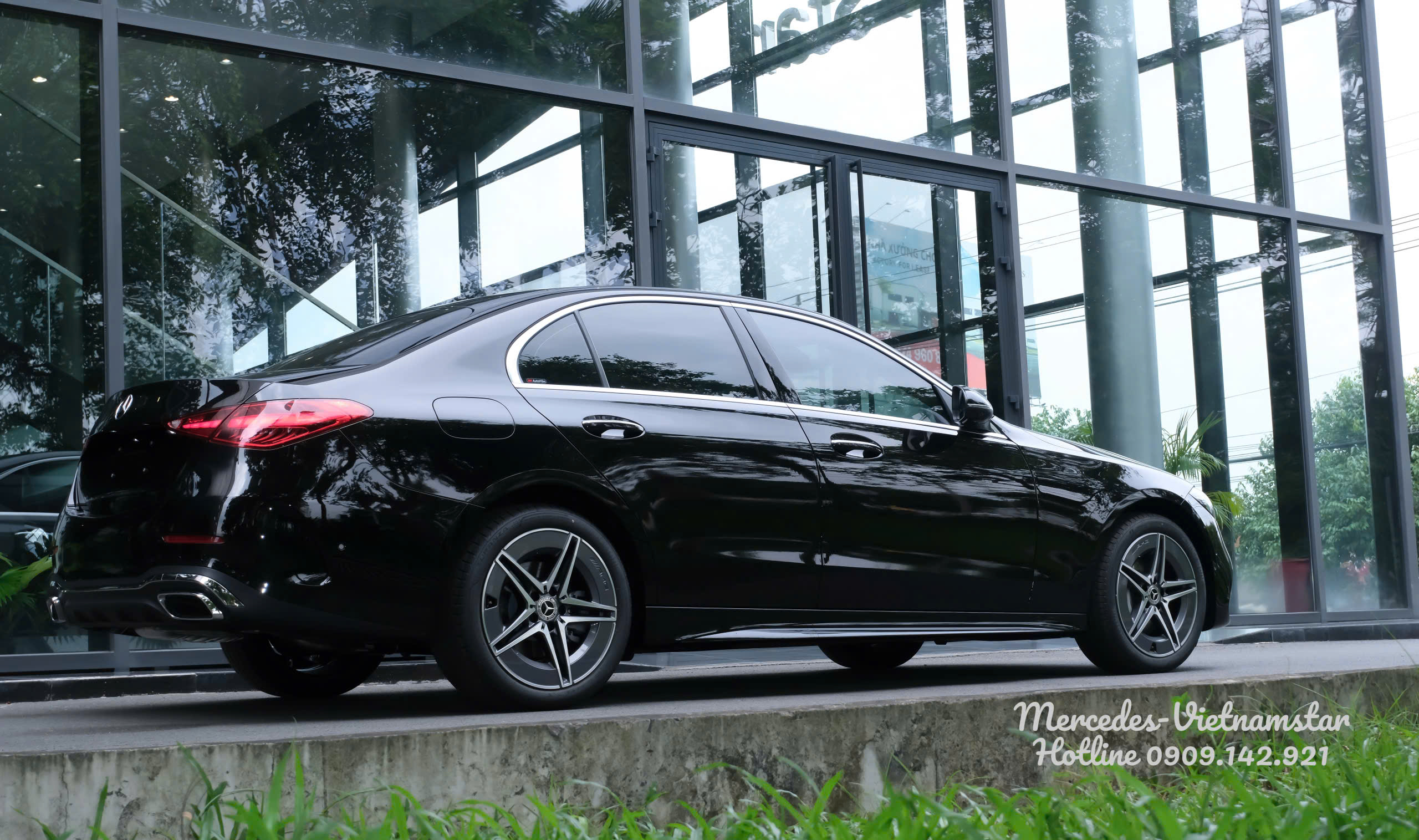 Diện mạo cuốn hút của Mercedes C300 AMG màu Đen dưới ánh nắng