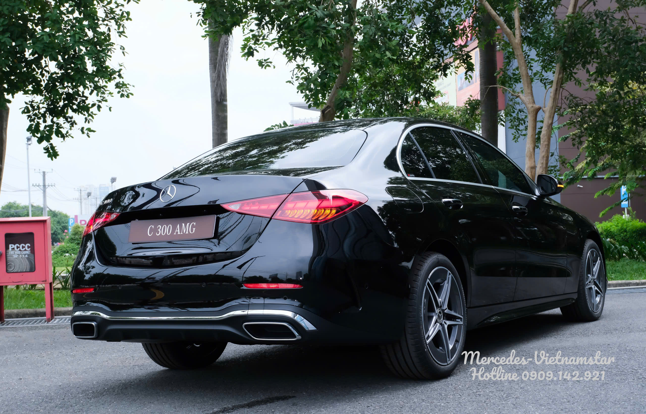 Hệ thống ống xả kép thể thao phía sau xe C300 AMG