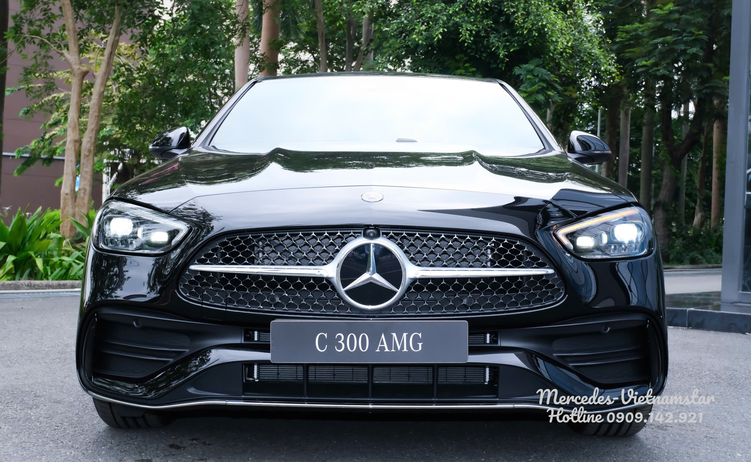 Cận cảnh đầu xe C300 AMG màu Đen thể thao