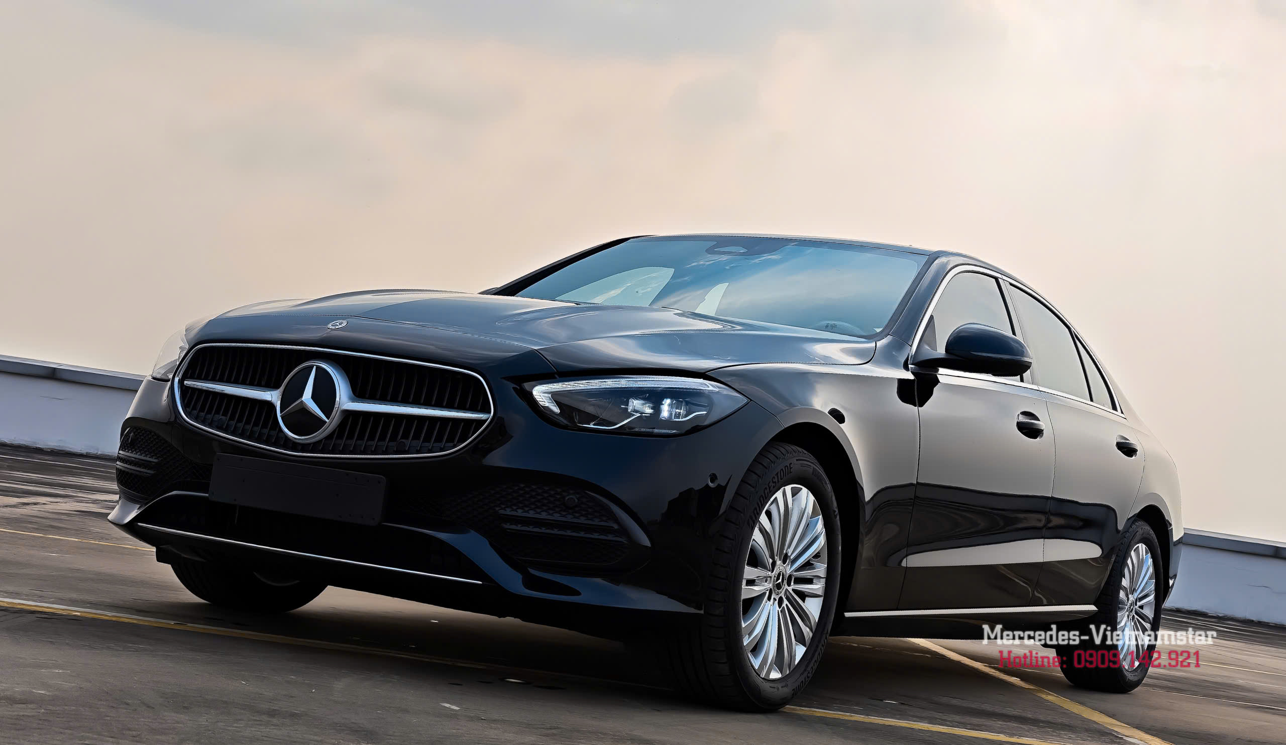 Góc nhìn 3/4 thân xe Mercedes C200 Avantgarde màu đen lịch lãm.