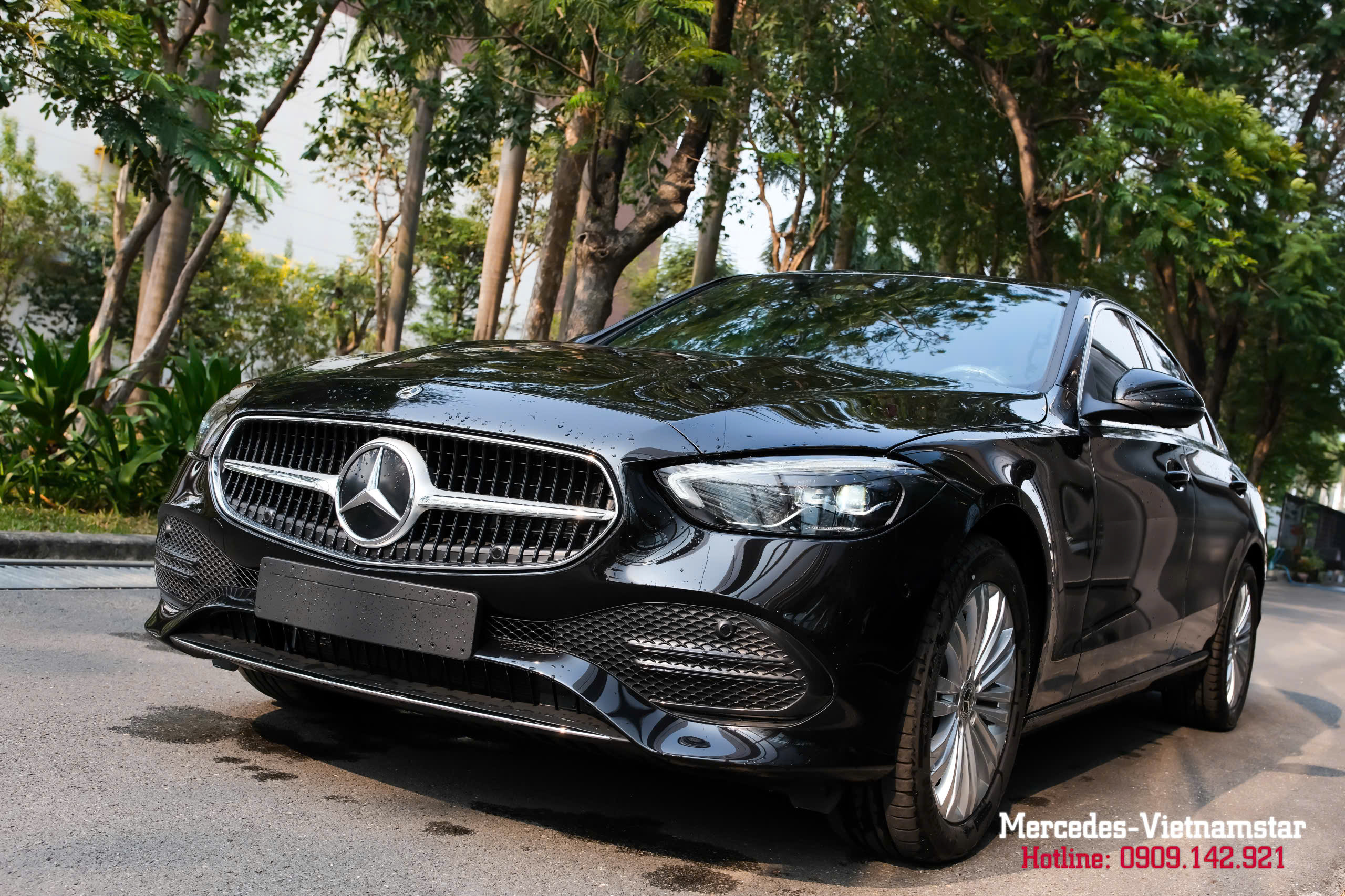 Ngoại thất Mercedes-Benz C200 Avantgarde màu đen bóng bẩy dưới ánh nắng.