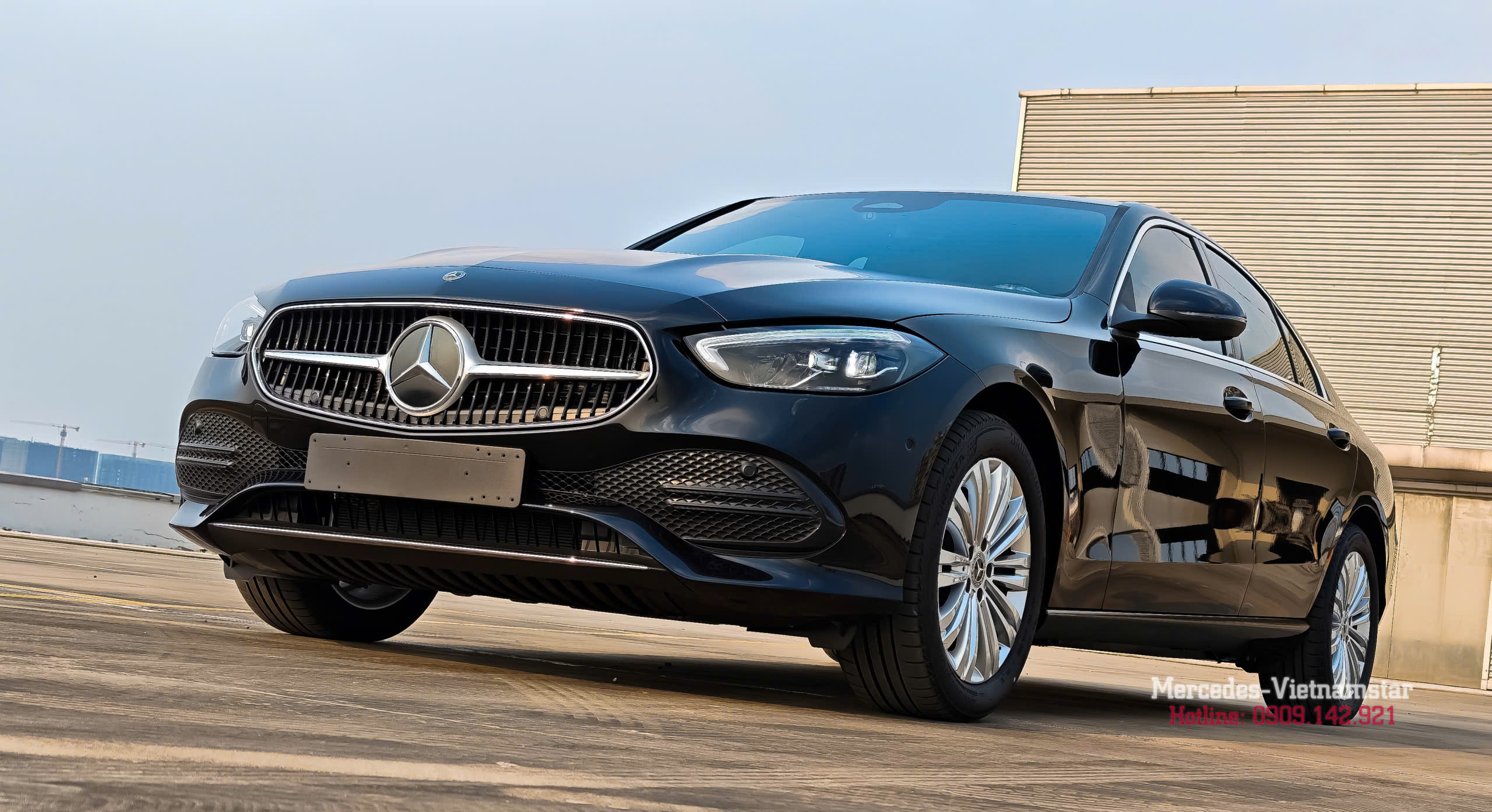 Mặt trước sang trọng của xe Mercedes C200 Avantgarde màu đen.