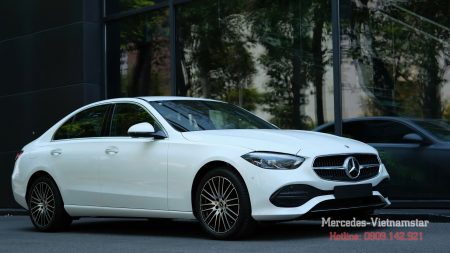 Góc nhìn ngang cực đẹp của Mercedes C200 Avantgarde Plus trắng.