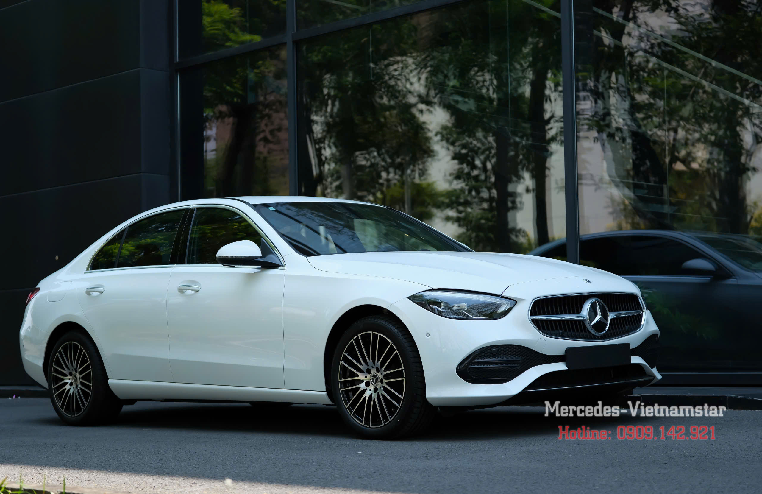 Góc nhìn ngang cực đẹp của Mercedes C200 Avantgarde Plus trắng.