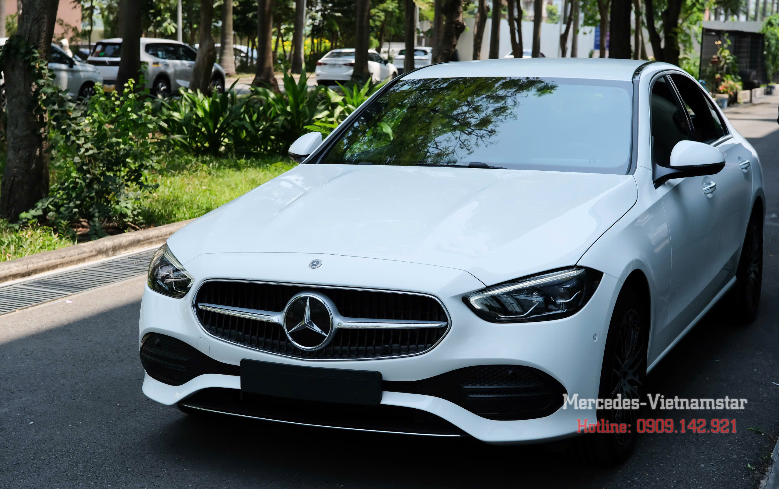 Toàn cảnh khoang lái nội thất màu nâu trên Mercedes C200 Avantgarde Plus.