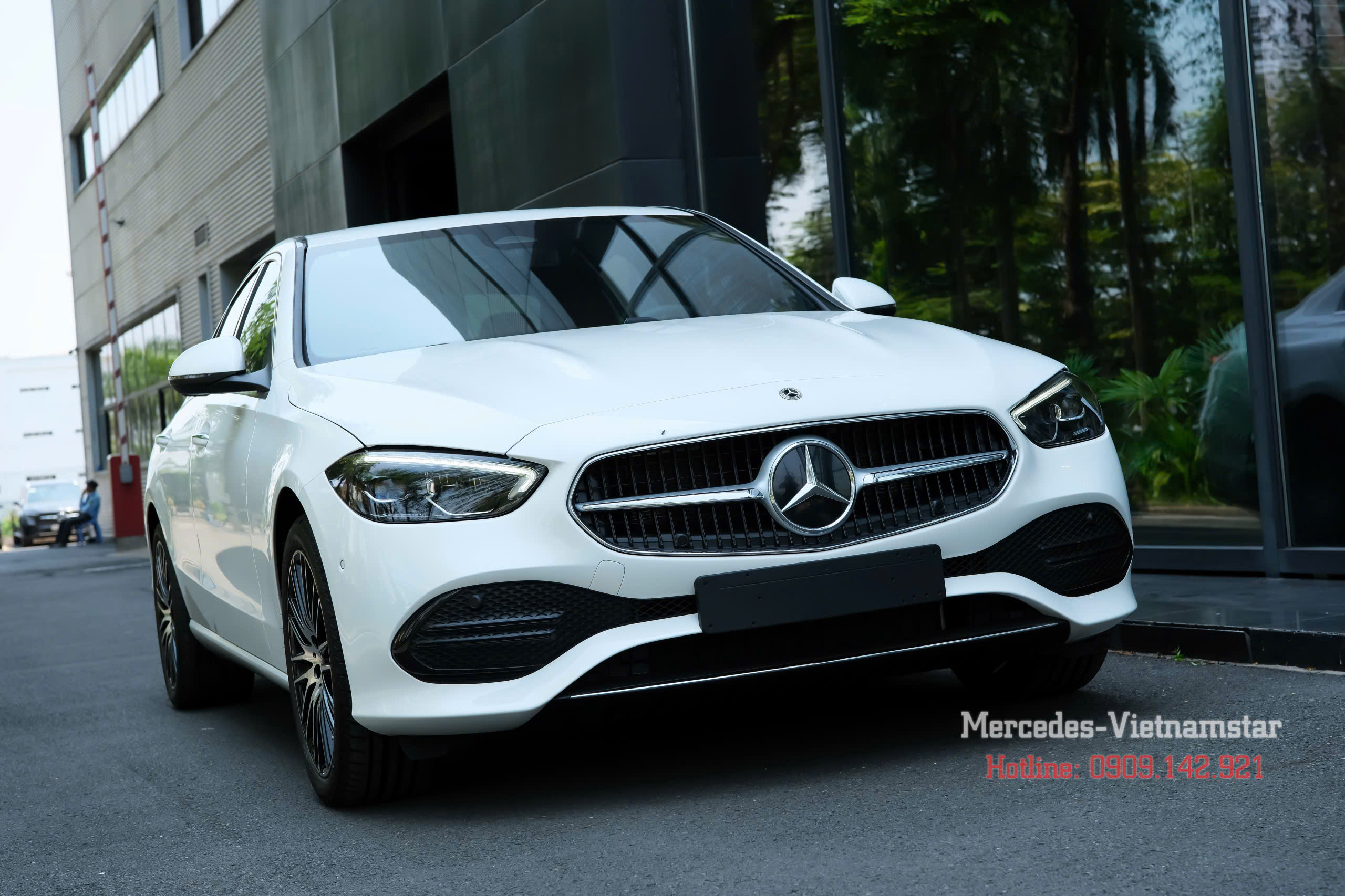 Toàn cảnh ngoại thất Mercedes-Benz C200 Avantgarde Plus màu trắng dưới ánh nắng.