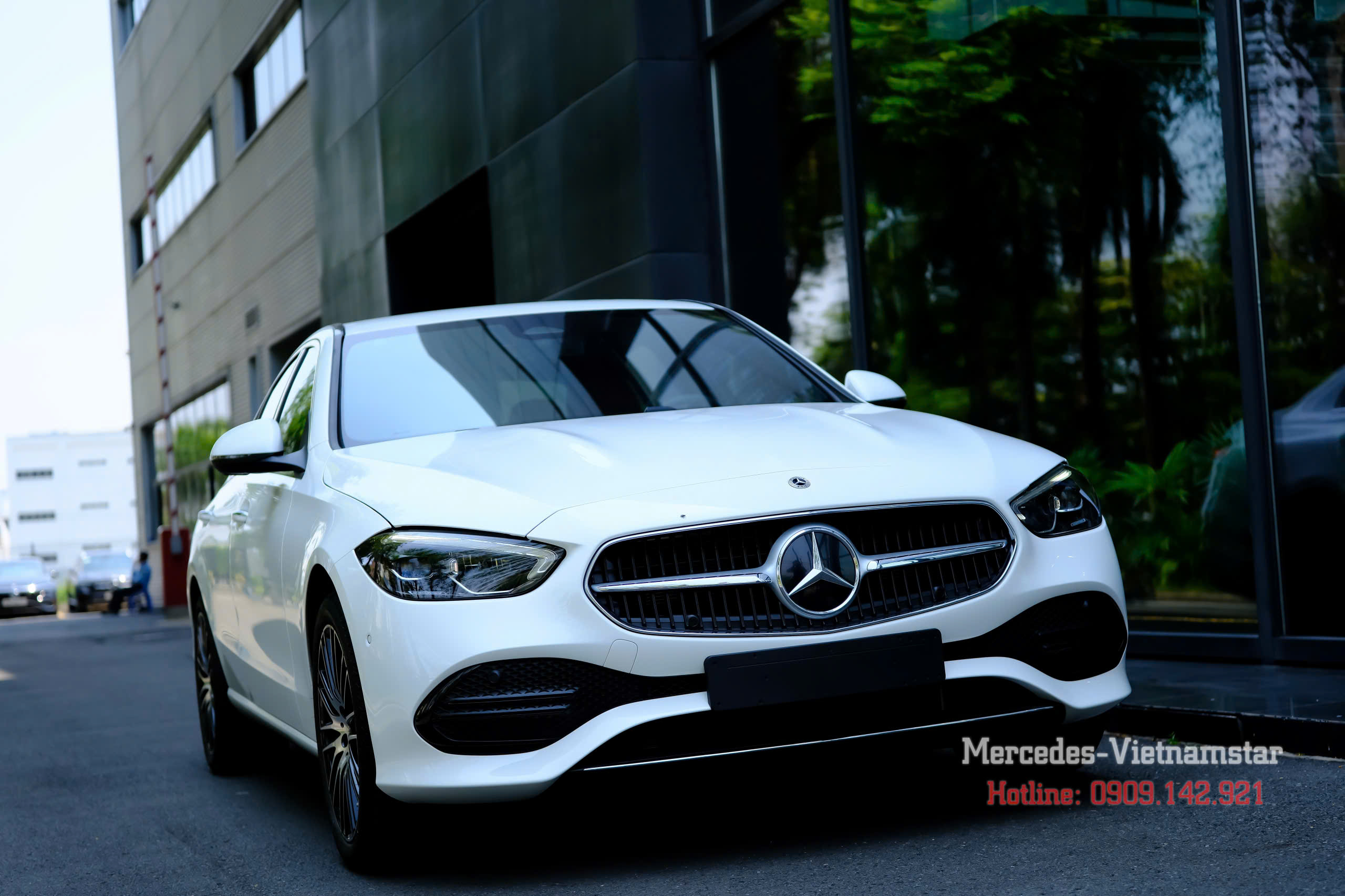 Mặt ca-lăng Mercedes C200 Avantgarde Plus màu trắng với logo ngôi sao 3 cánh nổi bật.
