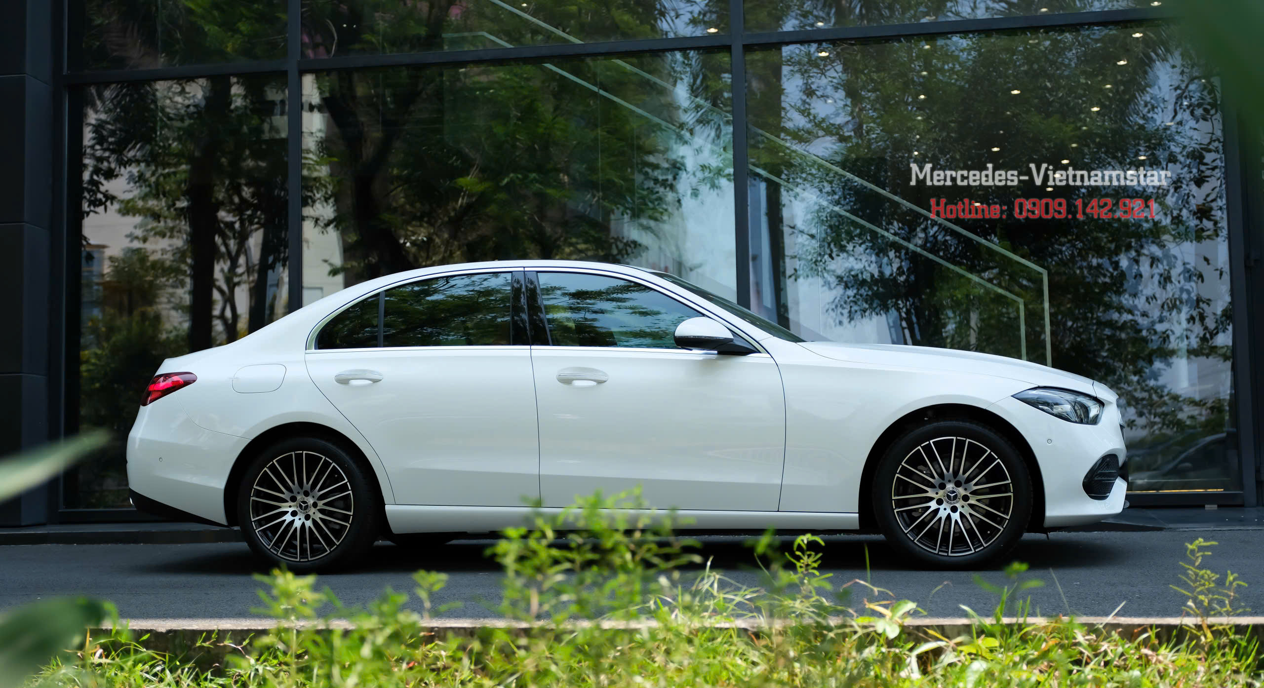 Thân xe Mercedes C200 Avantgarde Plus màu trắng với đường line kéo dài thanh lịch.