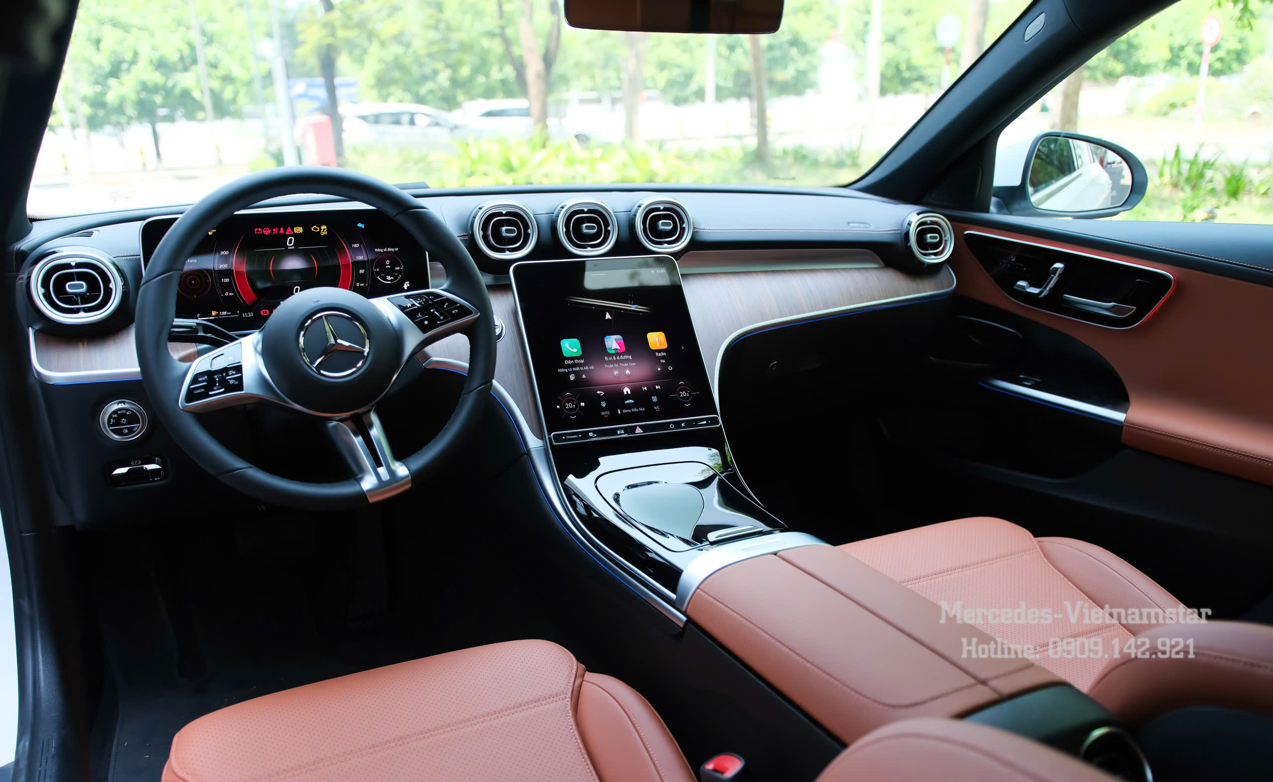 Toàn cảnh khoang lái nội thất màu nâu trên Mercedes C200 Avantgarde Plus.